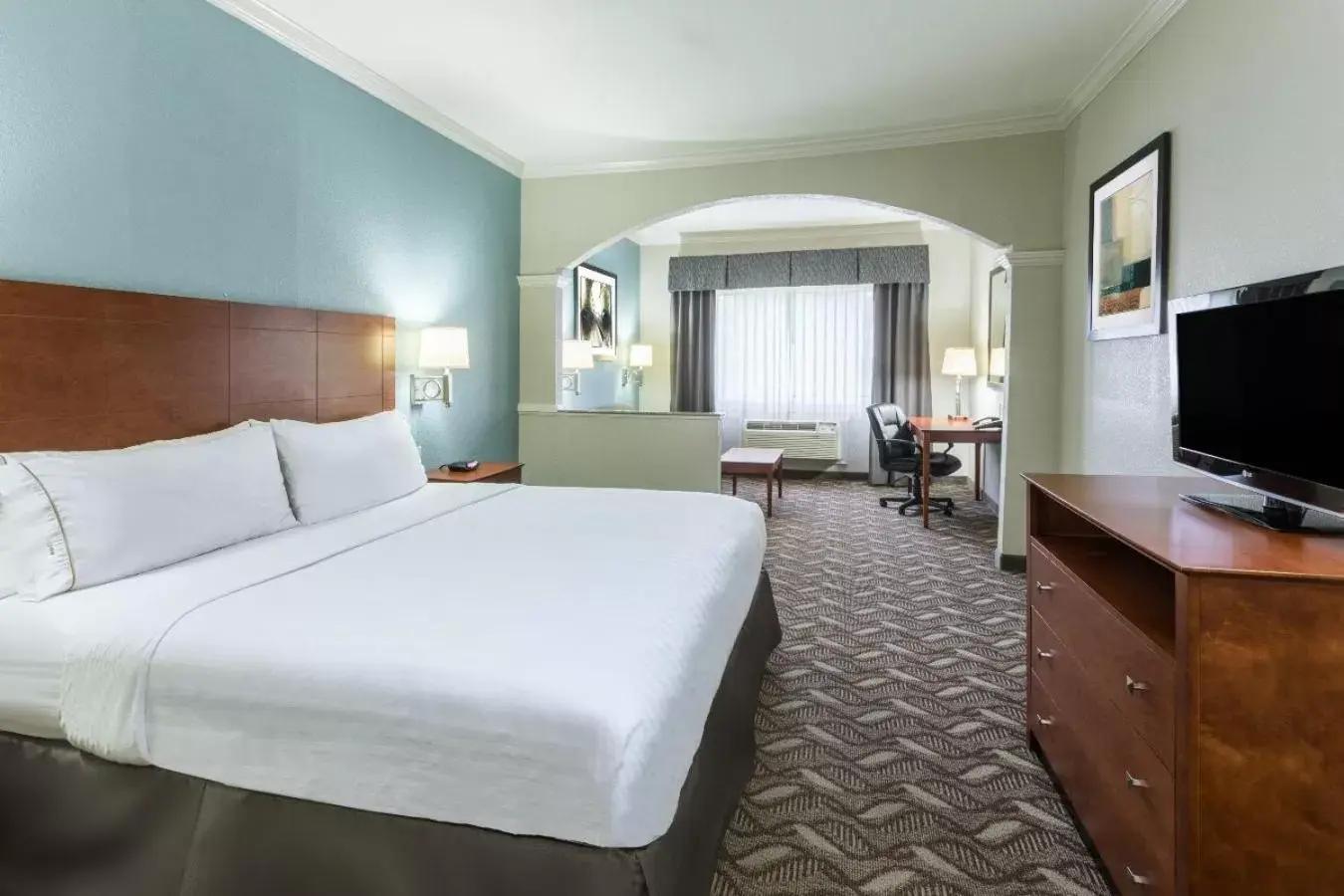 Bed in Holiday Inn Express Hotel and Suites Lake Charles, an IHG Hotel
