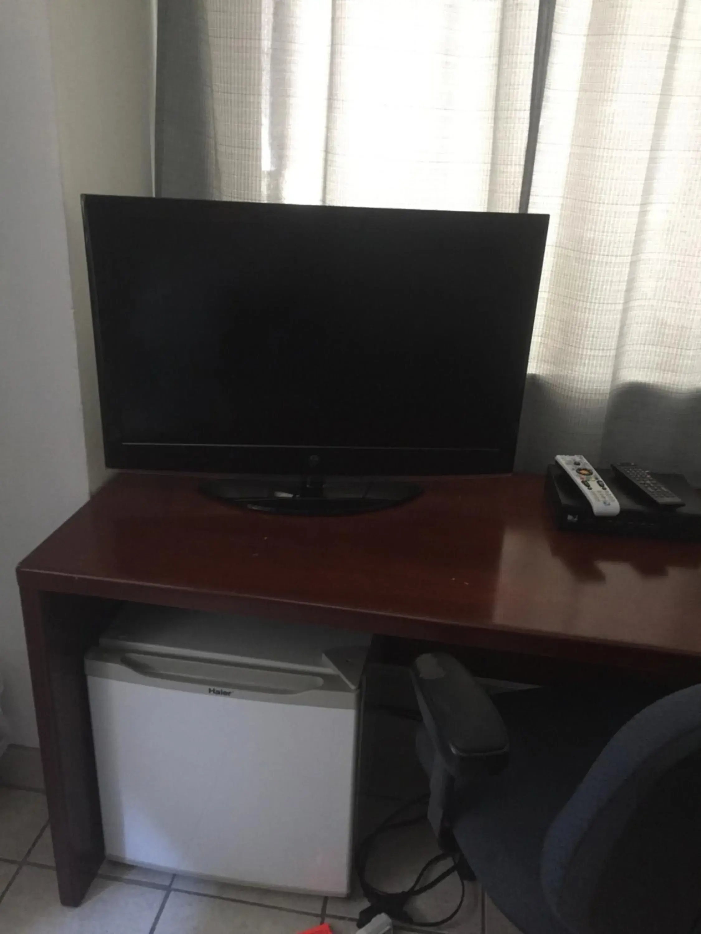 TV and multimedia, TV/Entertainment Center in Avenues Hostel