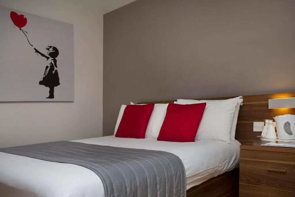 Bed in Britannia Study Hotel