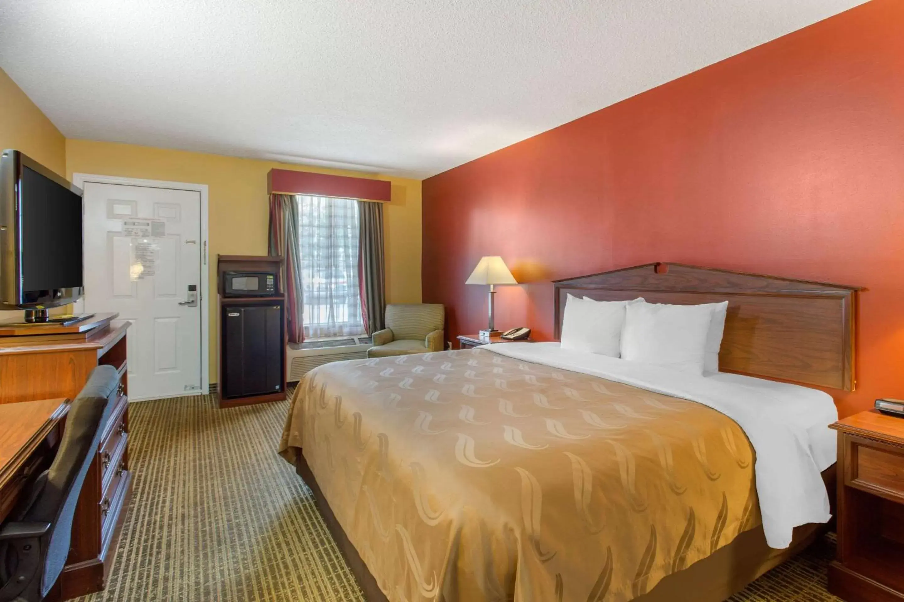 Photo of the whole room, Bed in Quality Inn Laurinburg