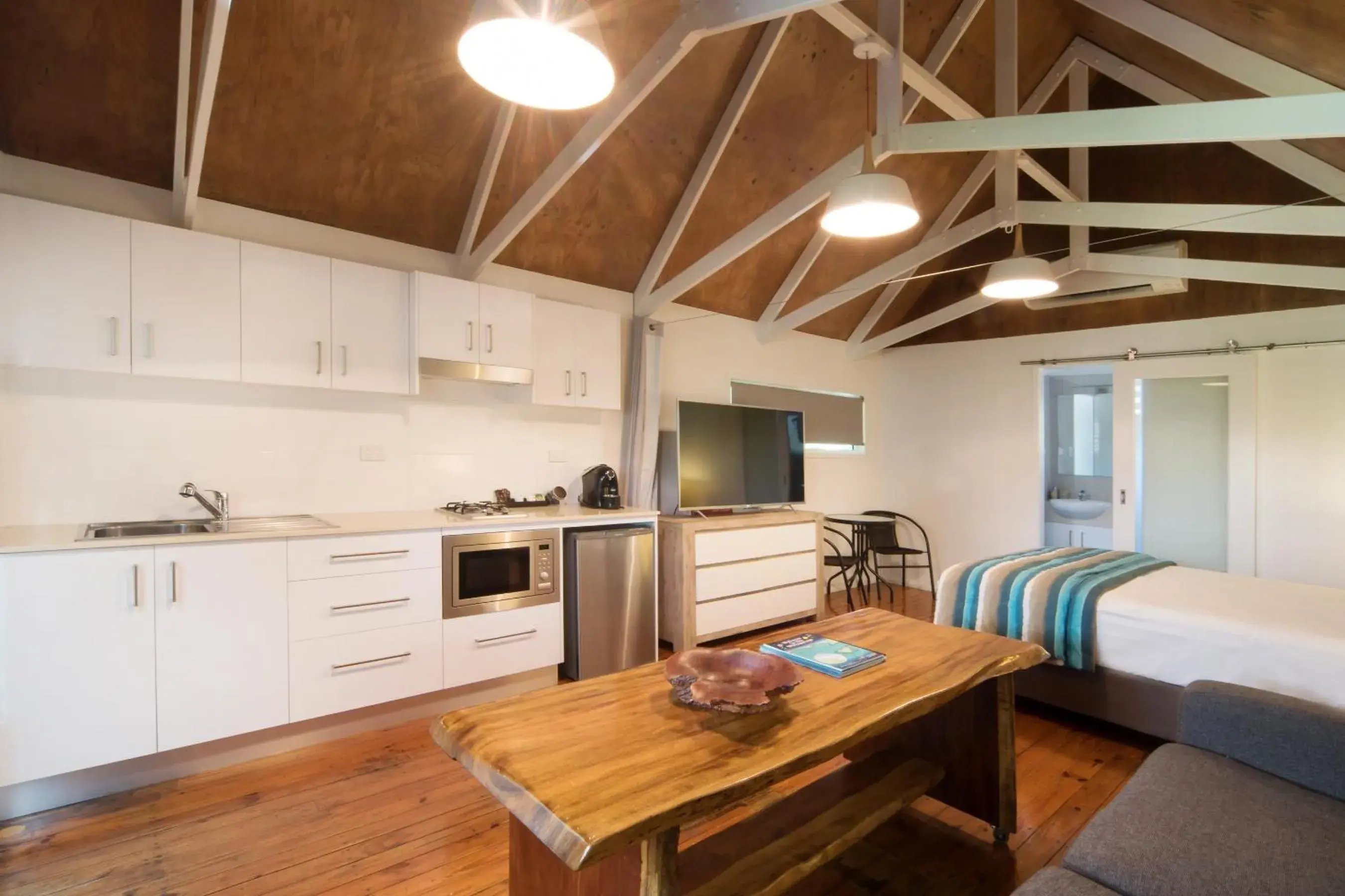 TV and multimedia, Kitchen/Kitchenette in Airlie Beach Magnums - Adults Only