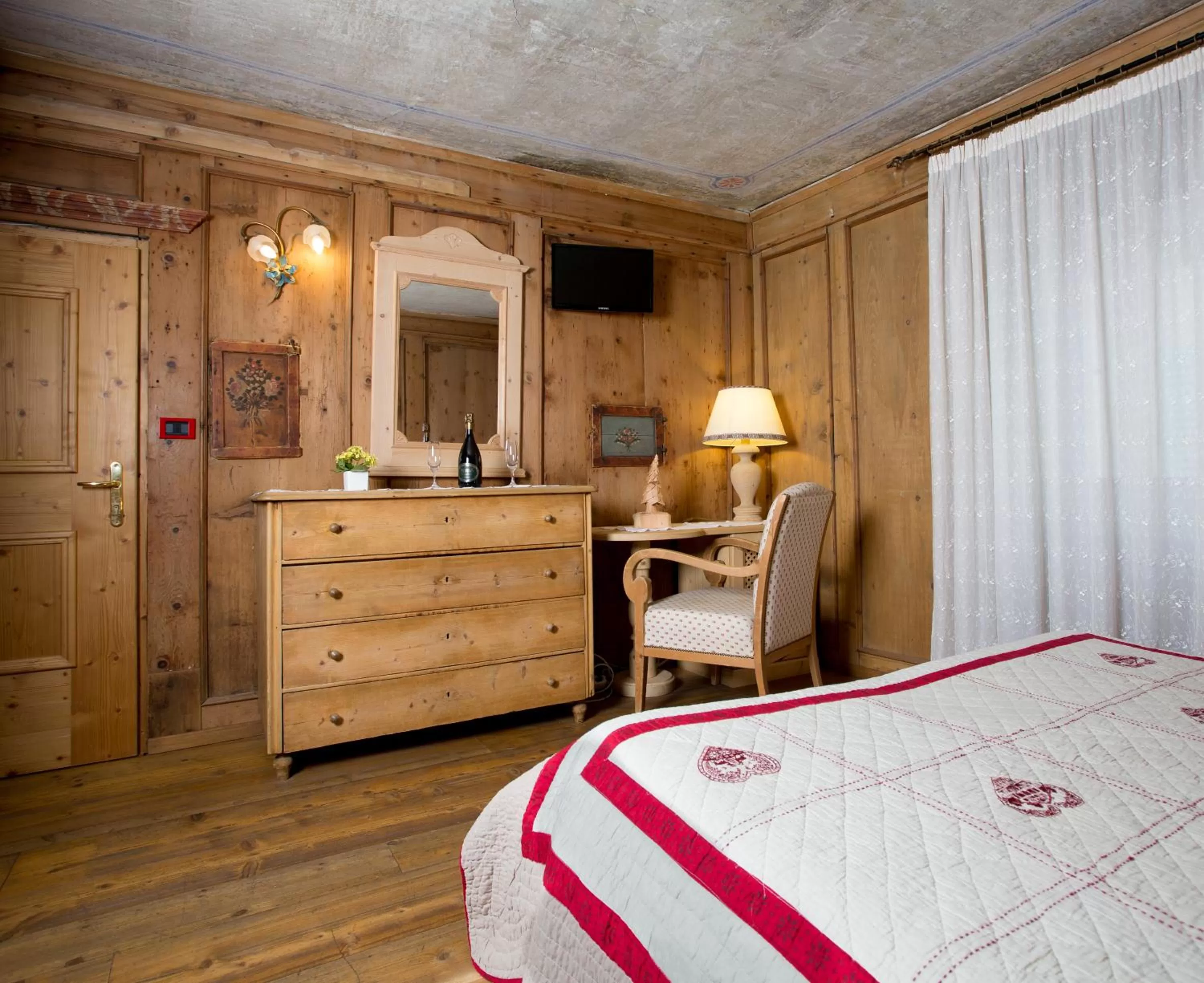 Bed in Historic Hotel Ristorante La Stua