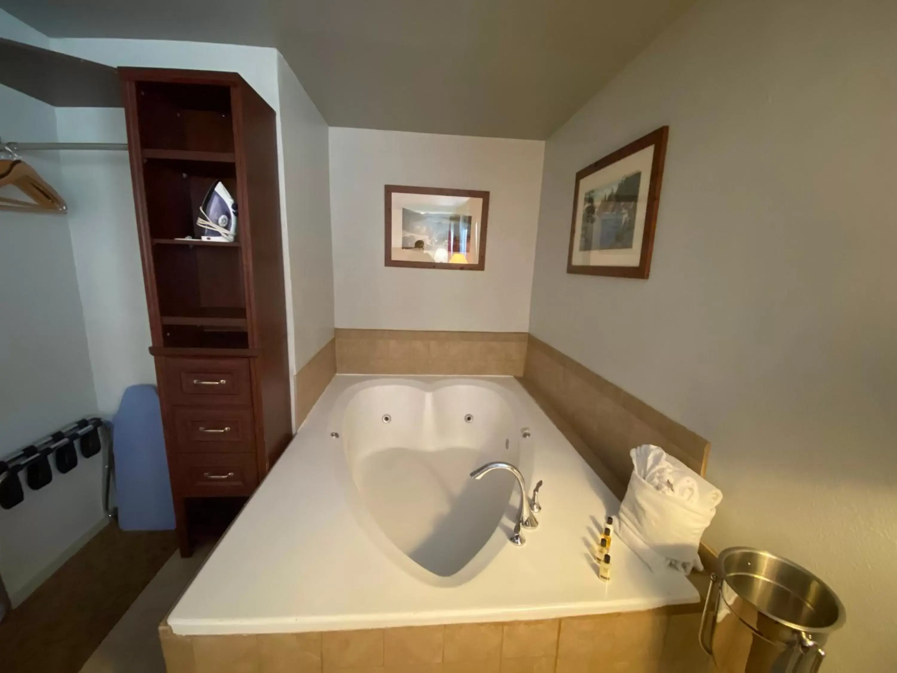 Hot Tub, Bathroom in Secrets Inn Lake Tahoe