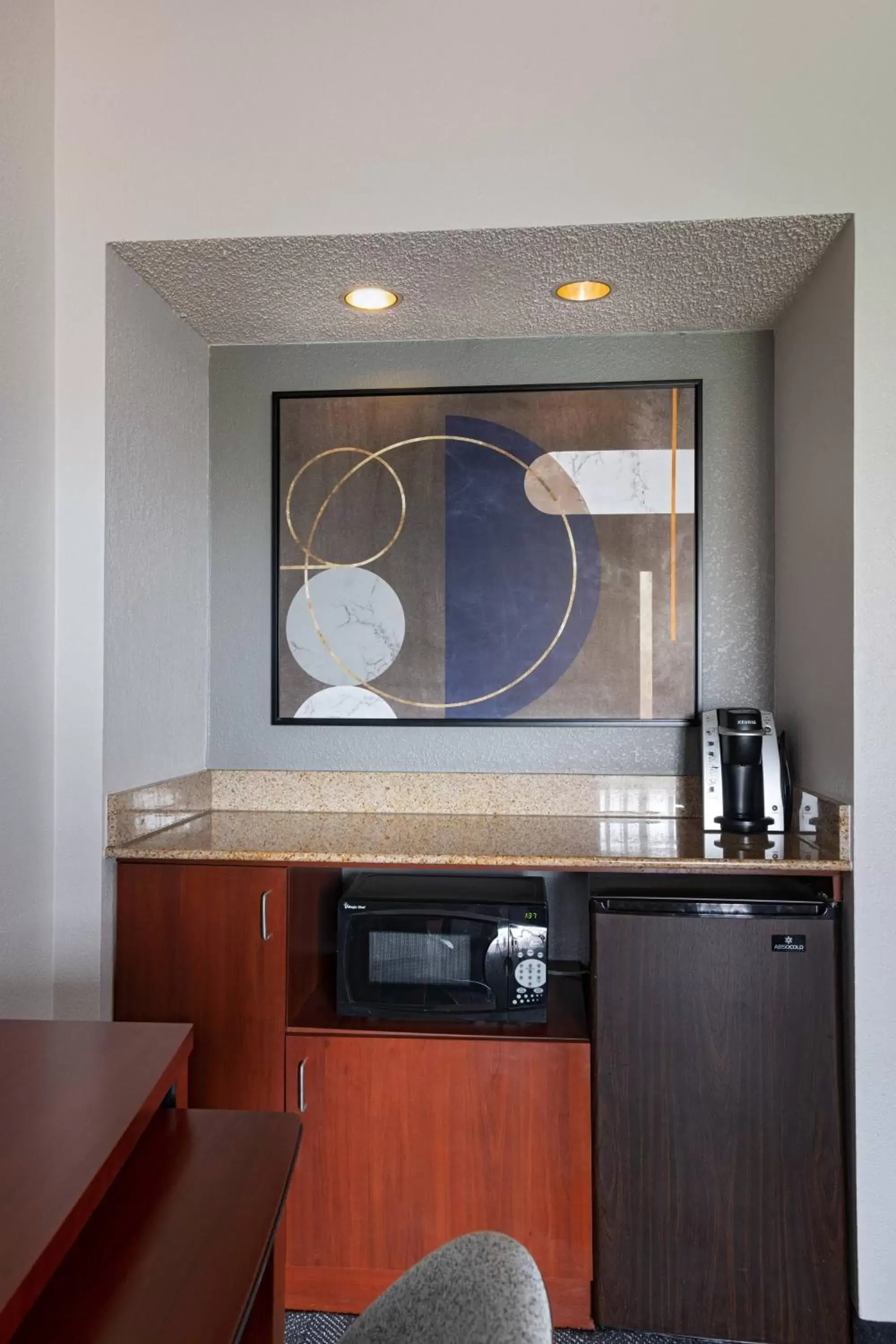 Bedroom, Kitchen/Kitchenette in Courtyard by Marriott San Antonio Airport
