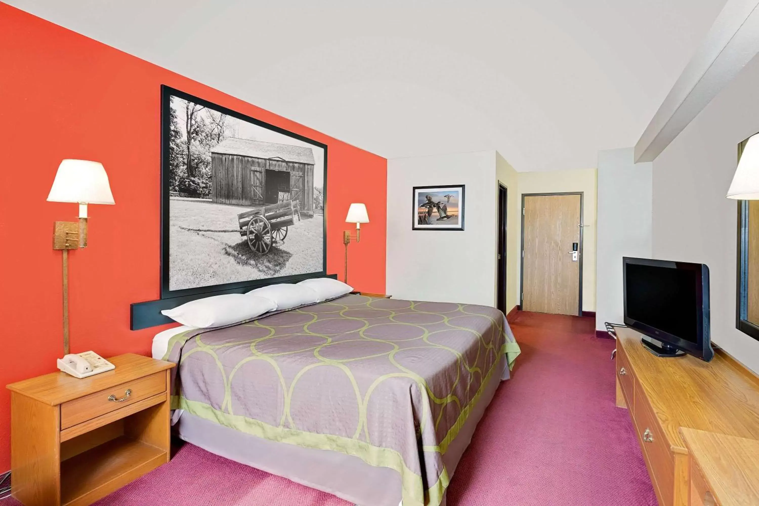 Photo of the whole room, Bed in Super 8 by Wyndham Mound City