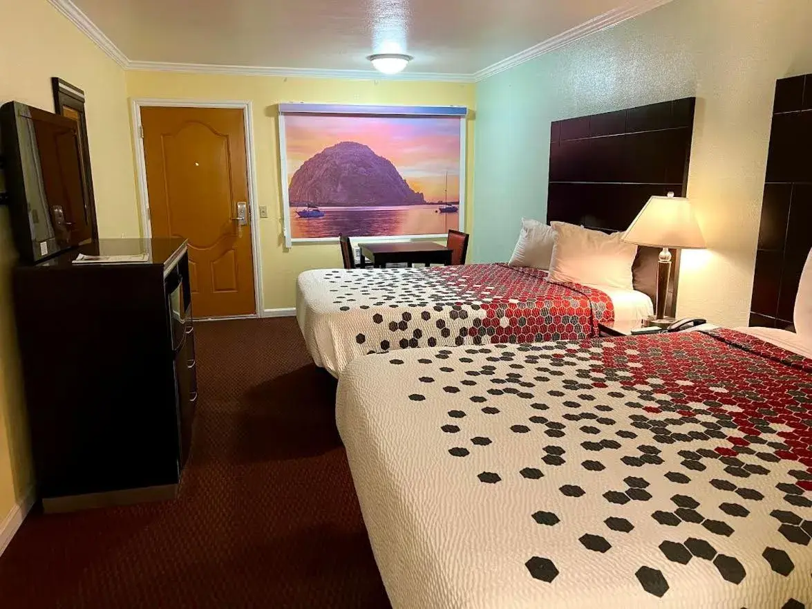 Property building, Bed in Morro Bay Beach Inn