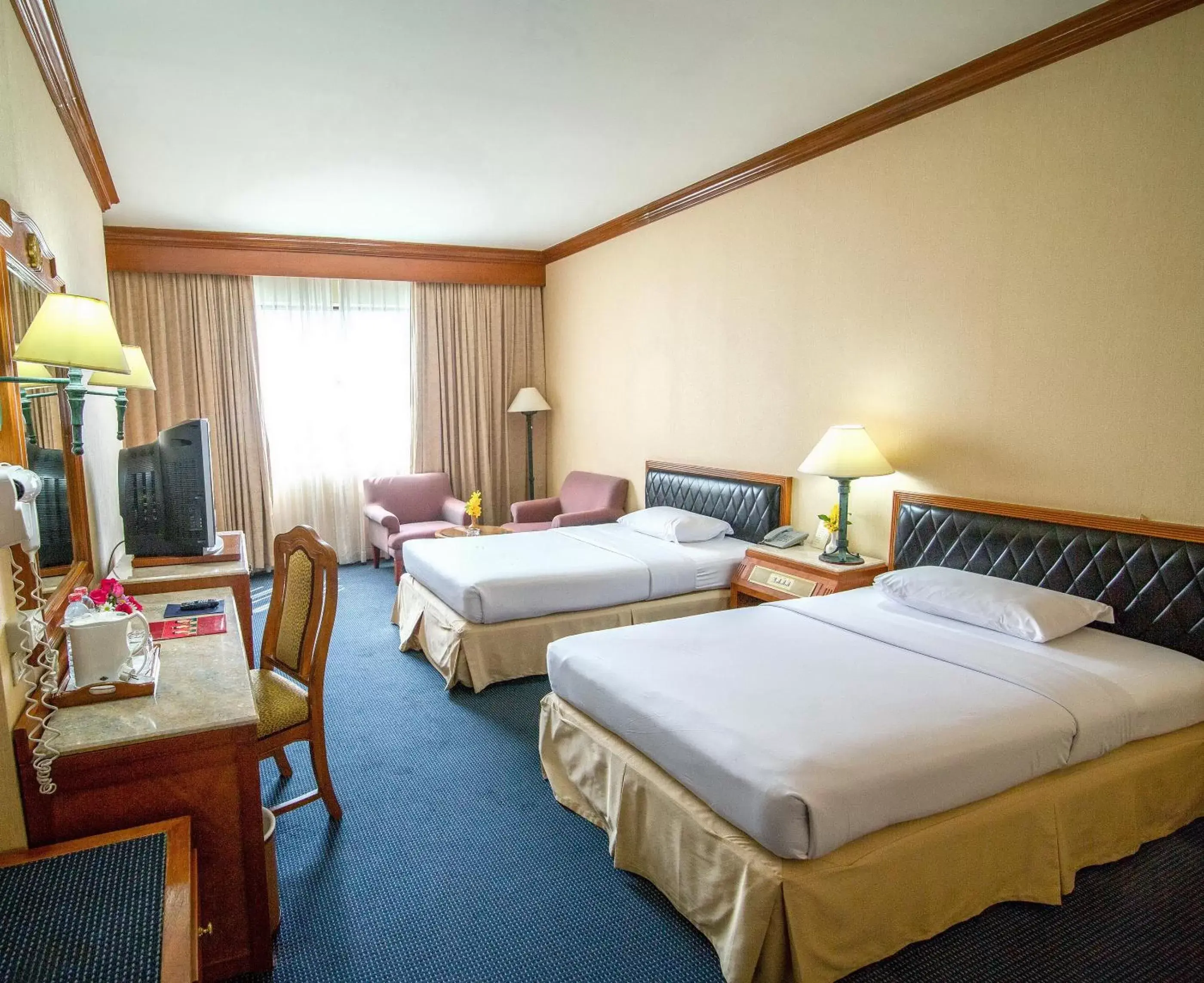 Bedroom, Bed in Royal Benja Hotel