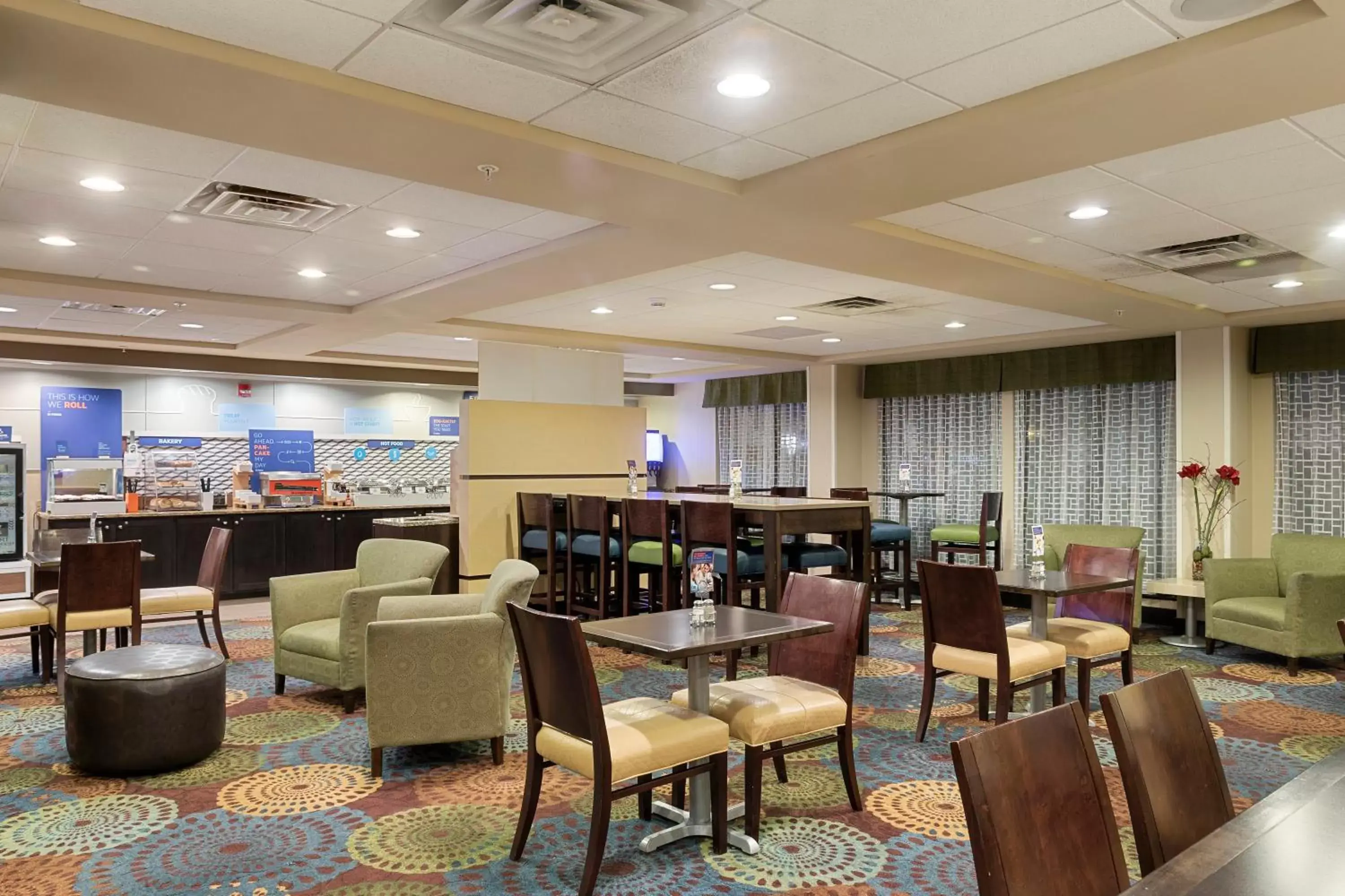 Breakfast, Restaurant/Places to Eat in Holiday Inn Express Bloomington West, an IHG Hotel