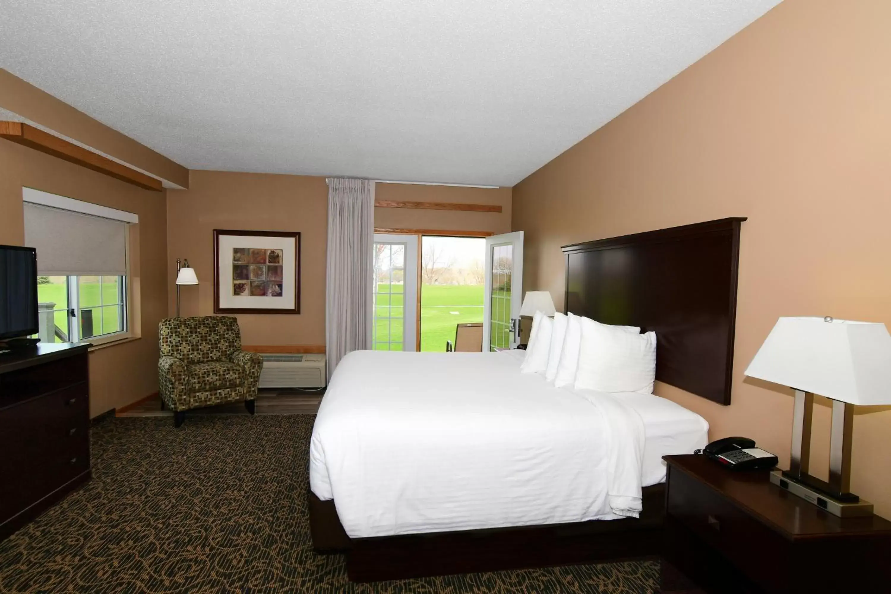 Bed in Cobblestone Inn & Suites - Denison | Majestic Hills