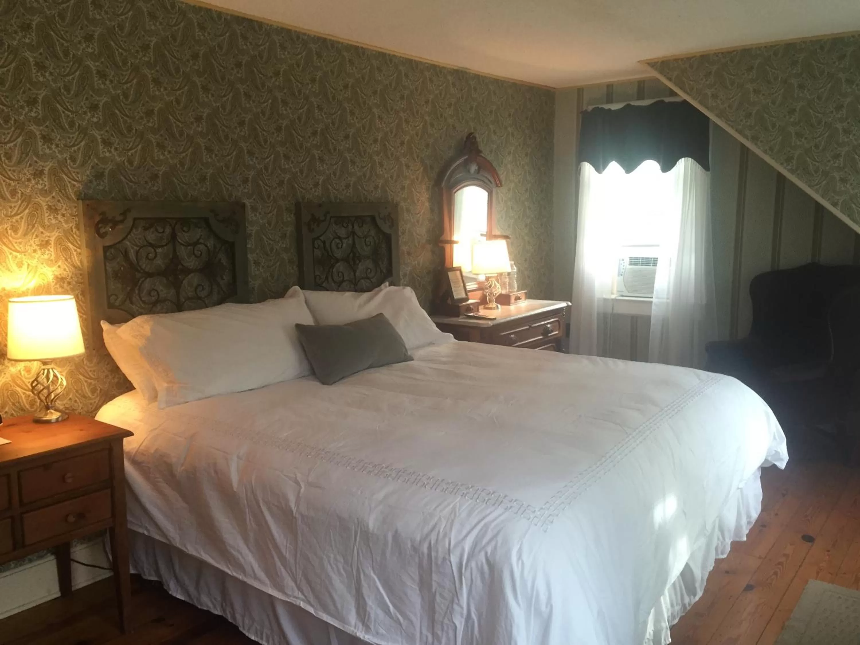 Bedroom, Bed in The Frogtown Inn