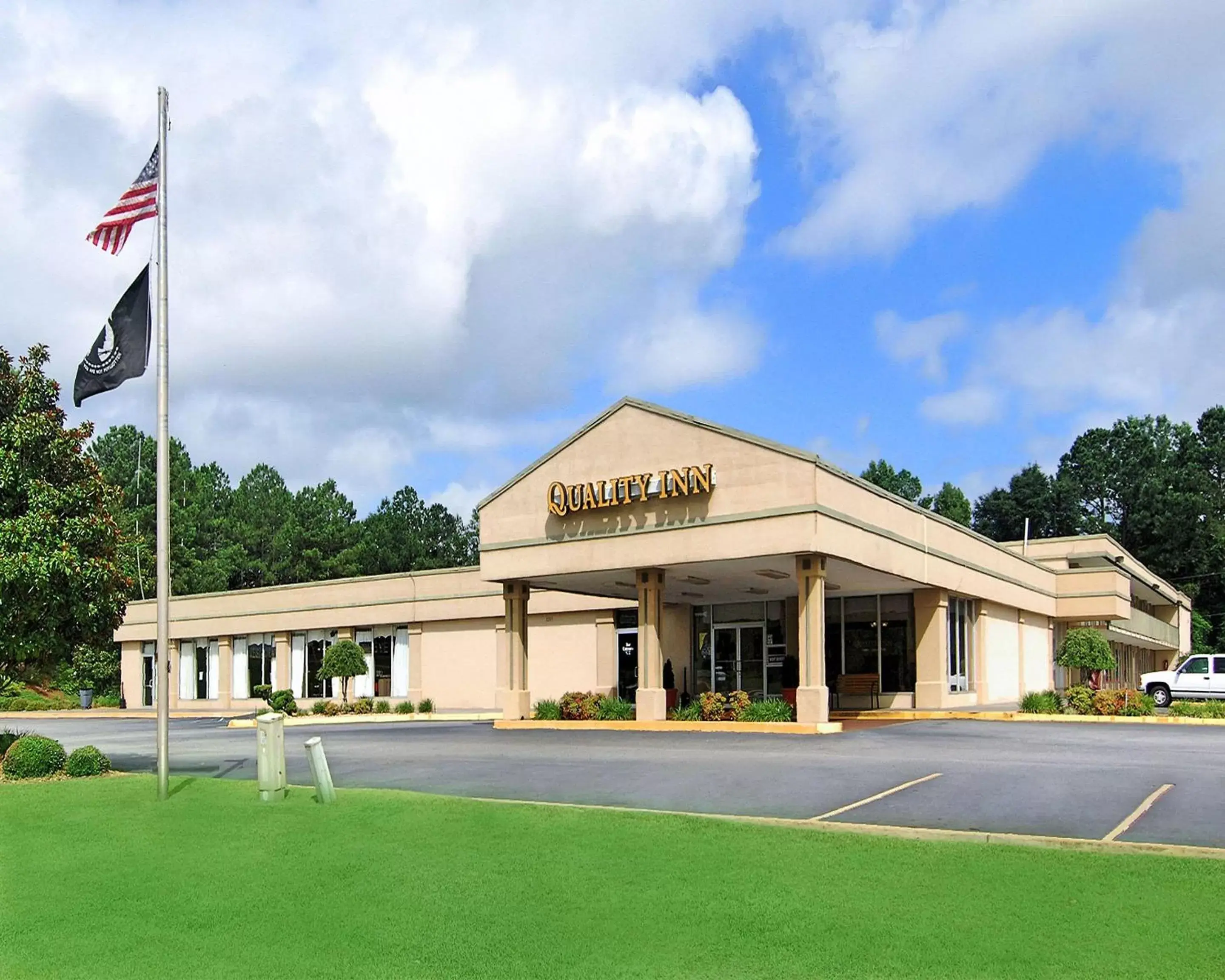 Property building in Quality Inn Americus