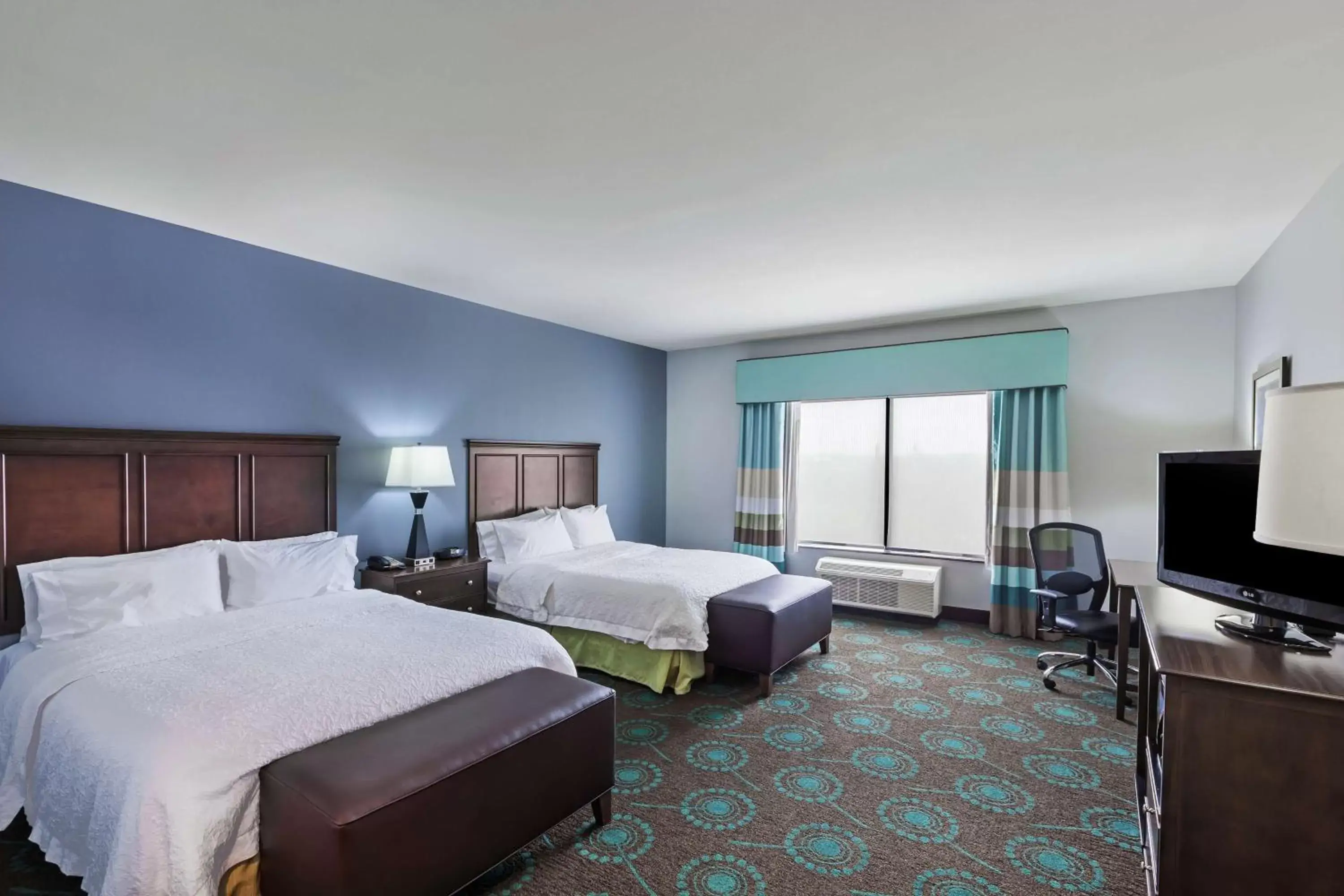 Bed in Hampton Inn & Suites Shreveport/Bossier City at Airline Drive