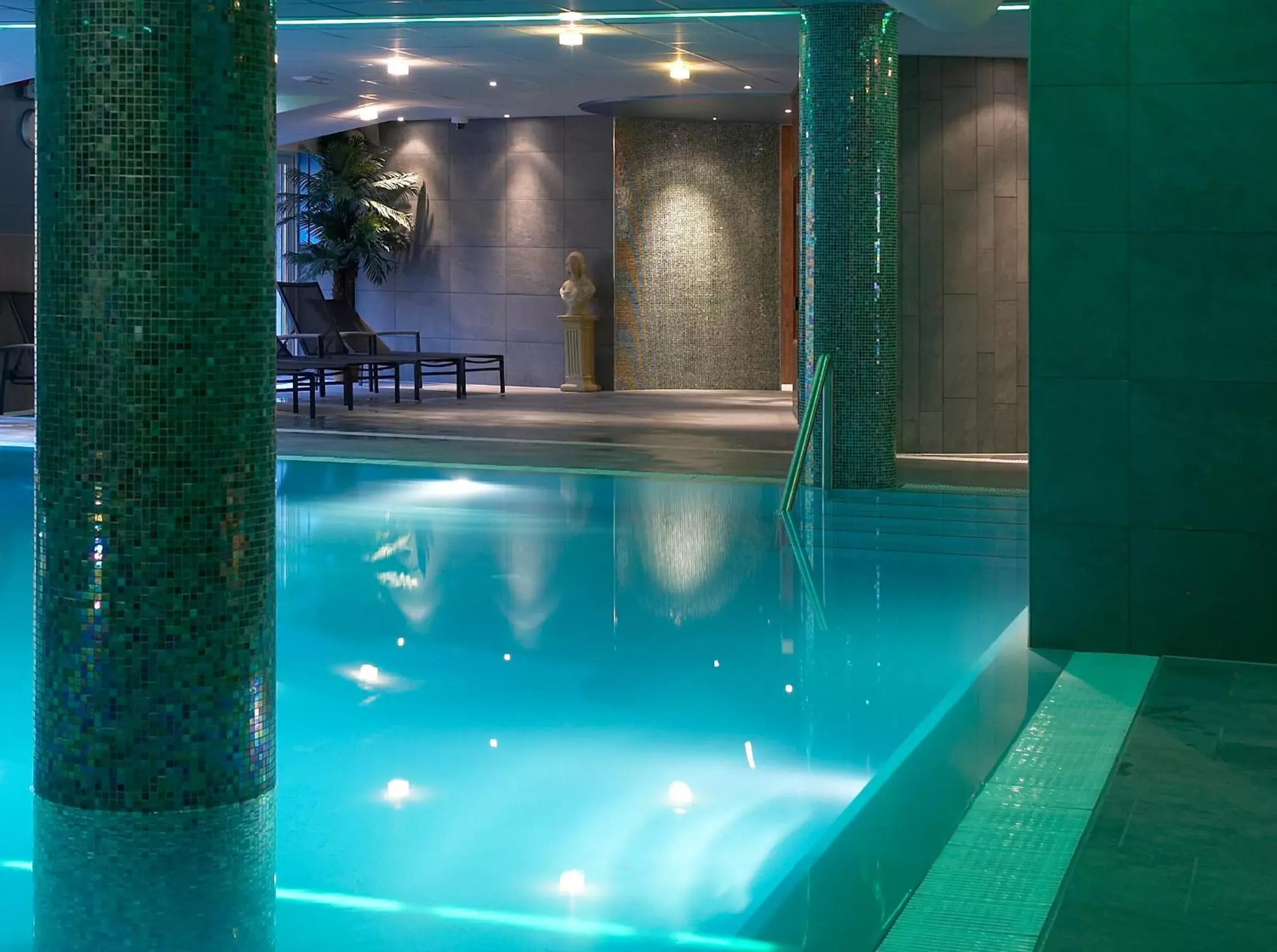 Swimming Pool in Hotel & Appartementen - De Zeven Heuvelen