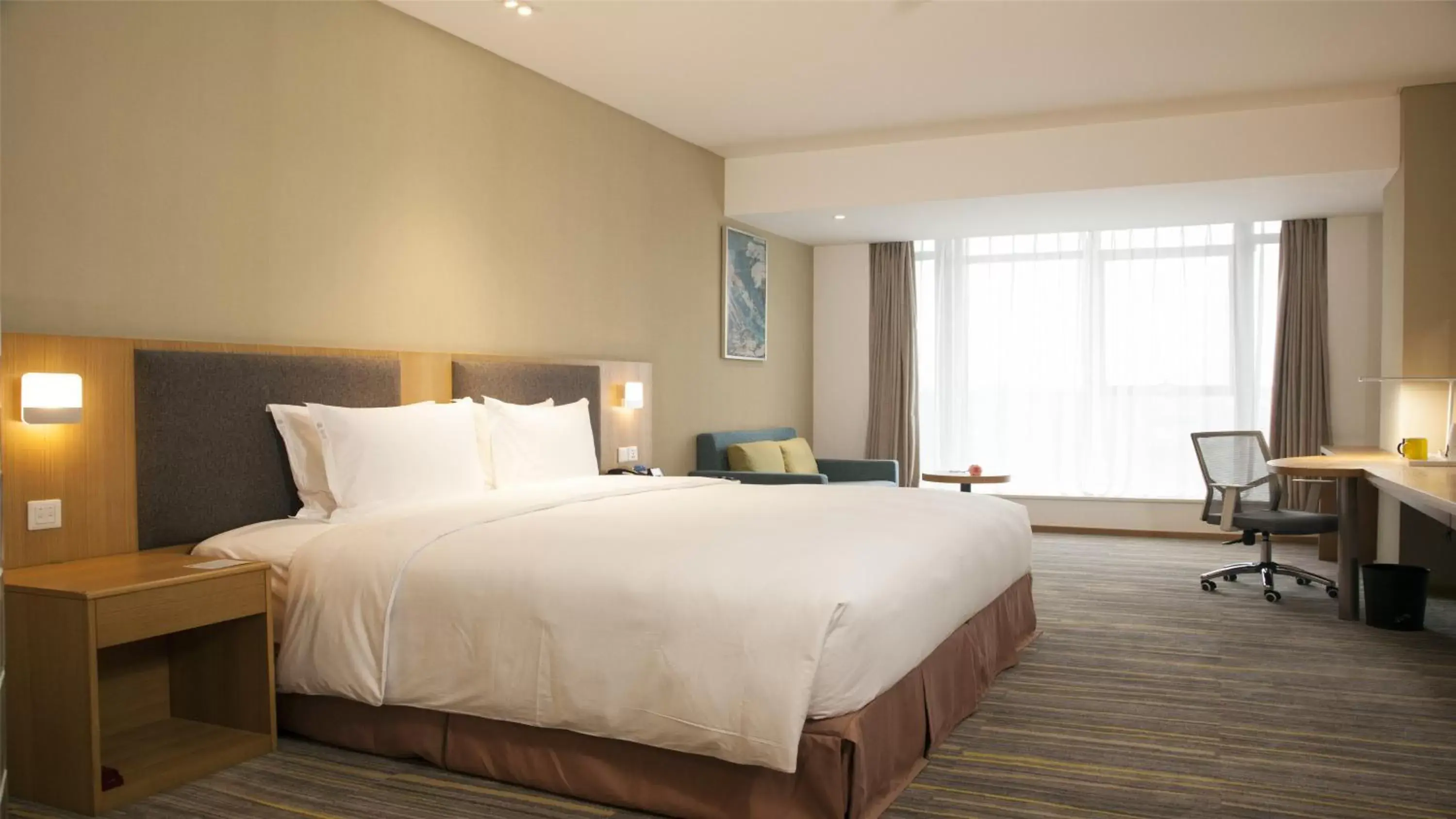 Photo of the whole room, Bed in Holiday Inn Express Chengdu Airport Zone(Chengdu Shuangliu International Airport Branch), an IHG Hotel