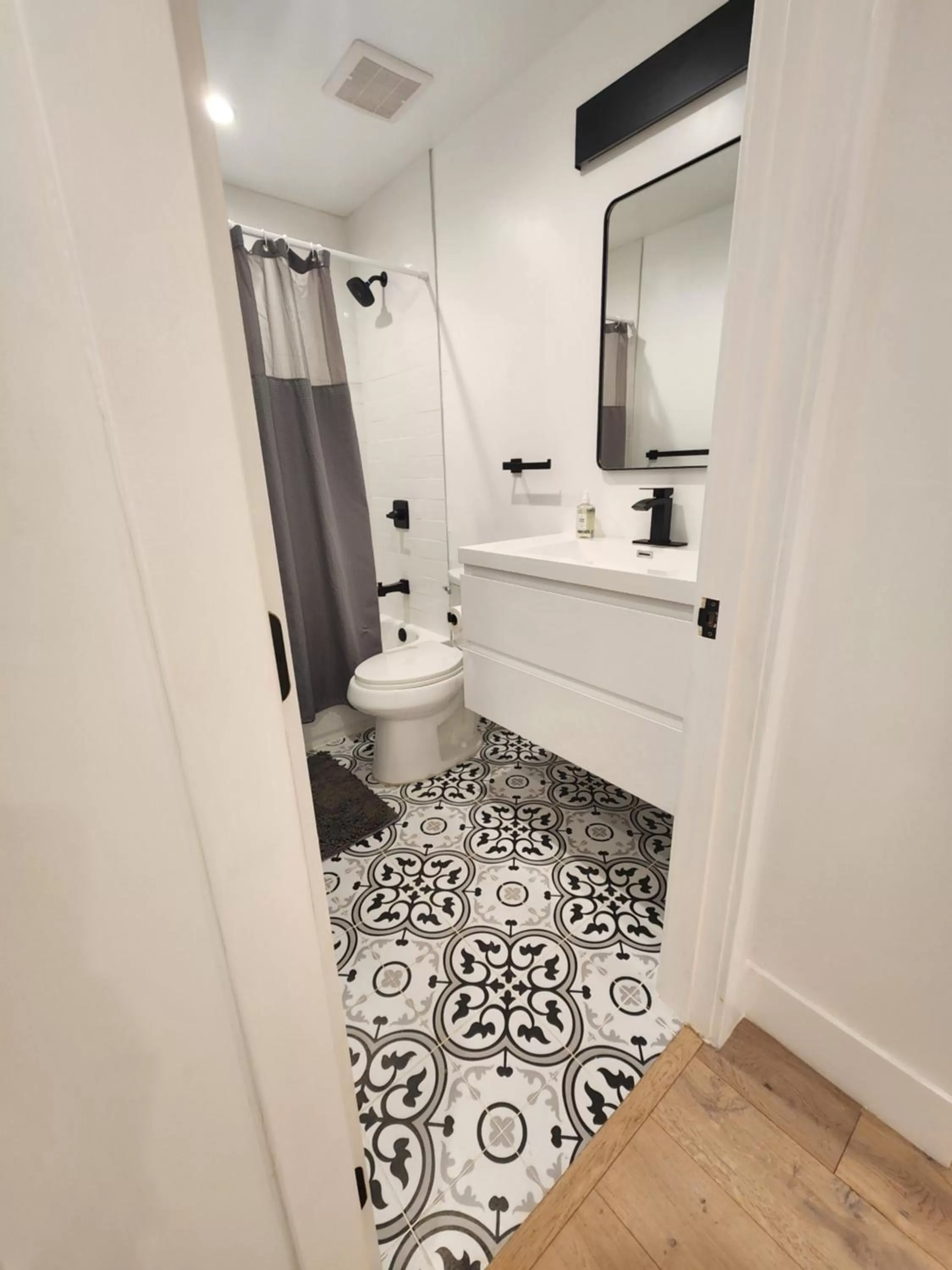 Bathroom in R&R Suites