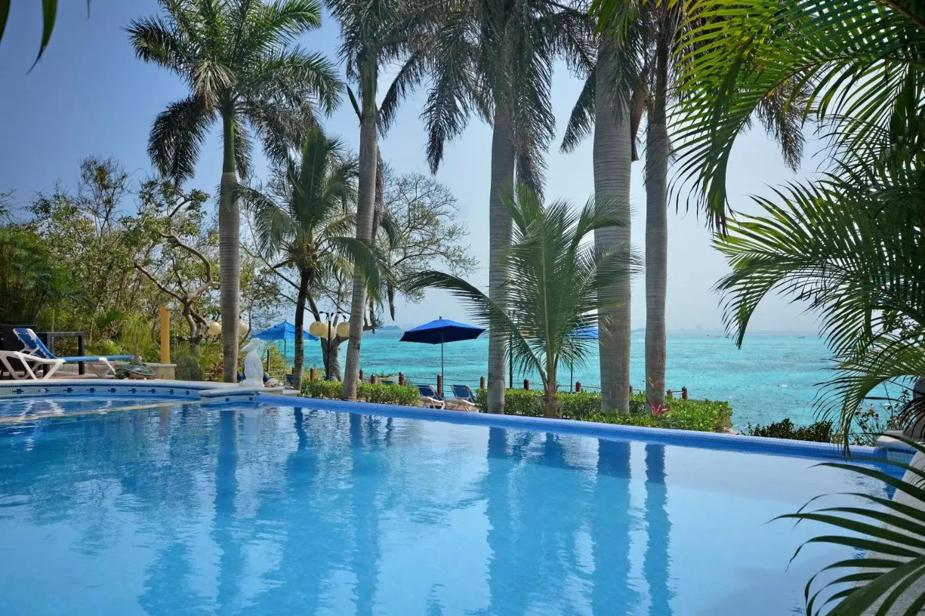Swimming Pool in Hotel La Joya Isla Mujeres