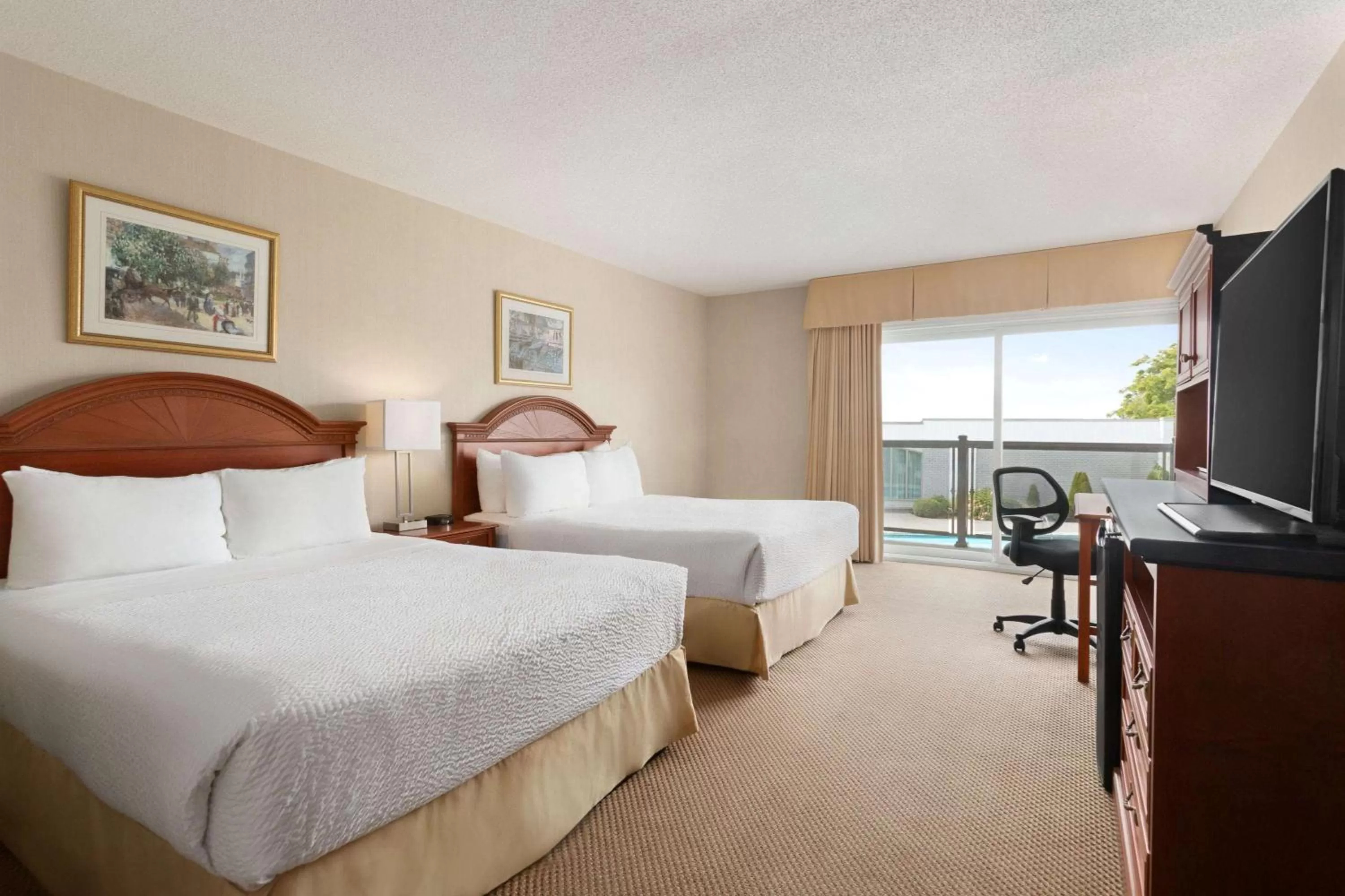 Photo of the whole room, Bed in Days Inn by Wyndham London