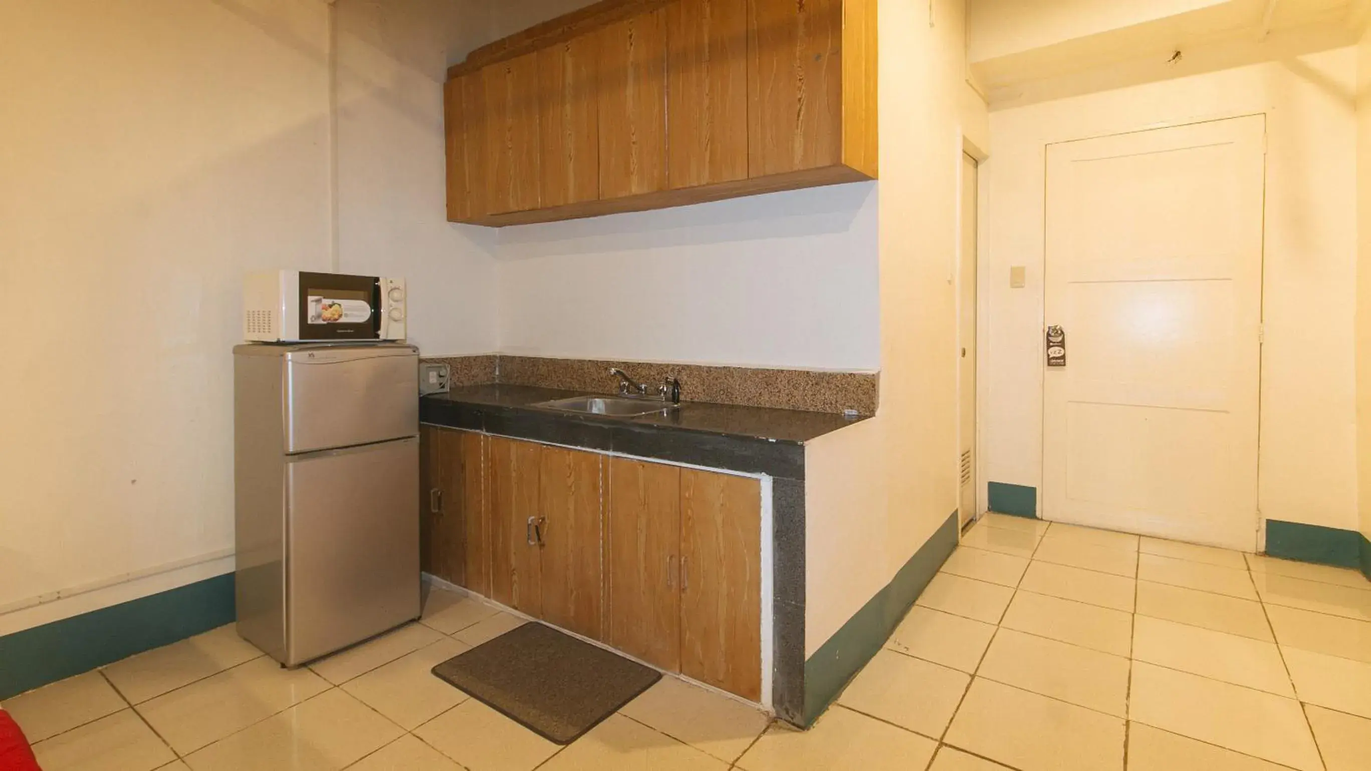 Kitchen or kitchenette, Kitchen/Kitchenette in OYO 809 Crowne One Condo