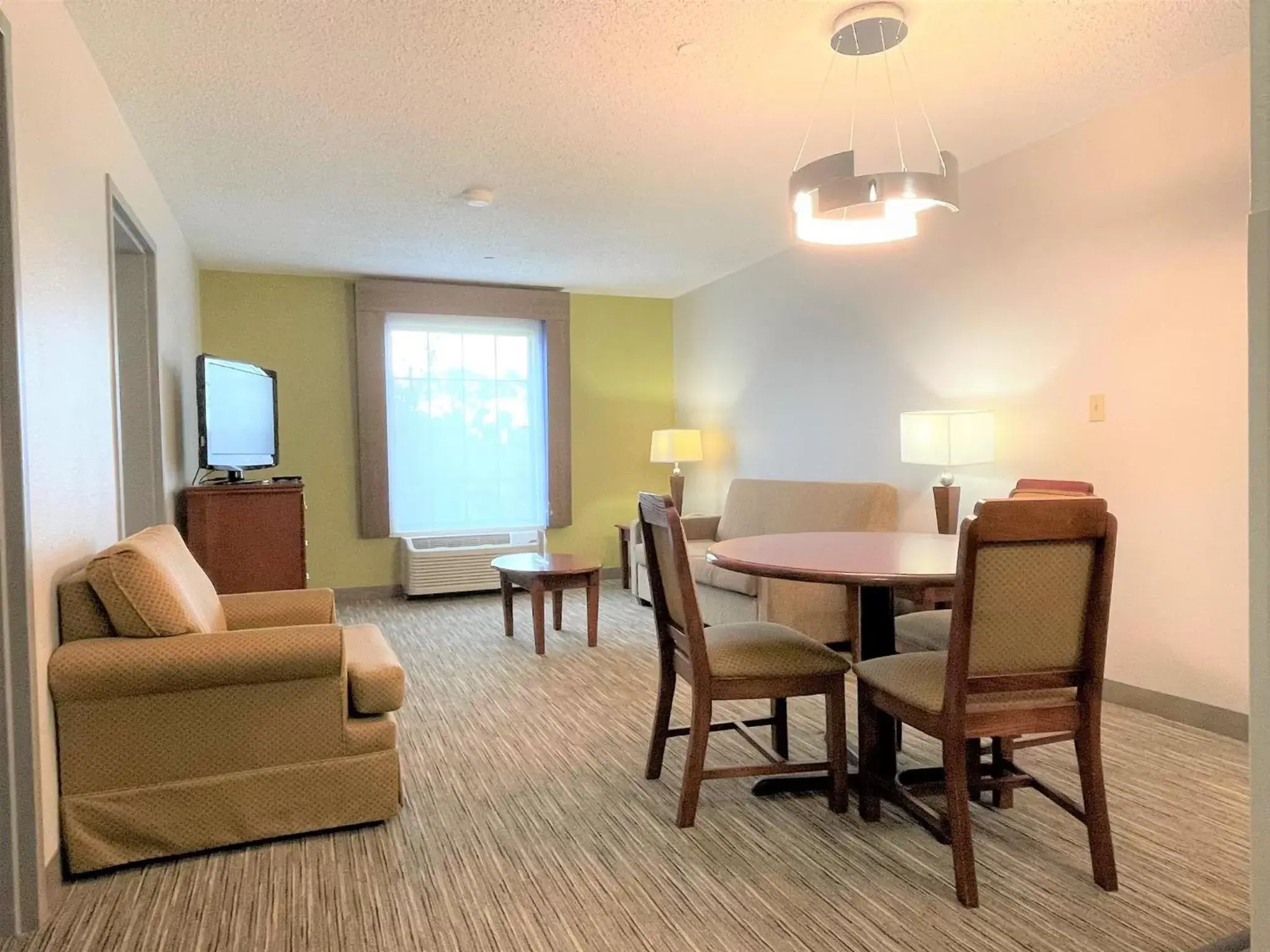 Photo of the whole room, Seating Area in Holiday Inn Express & Suites Sulphur - Lake Charles, an IHG Hotel