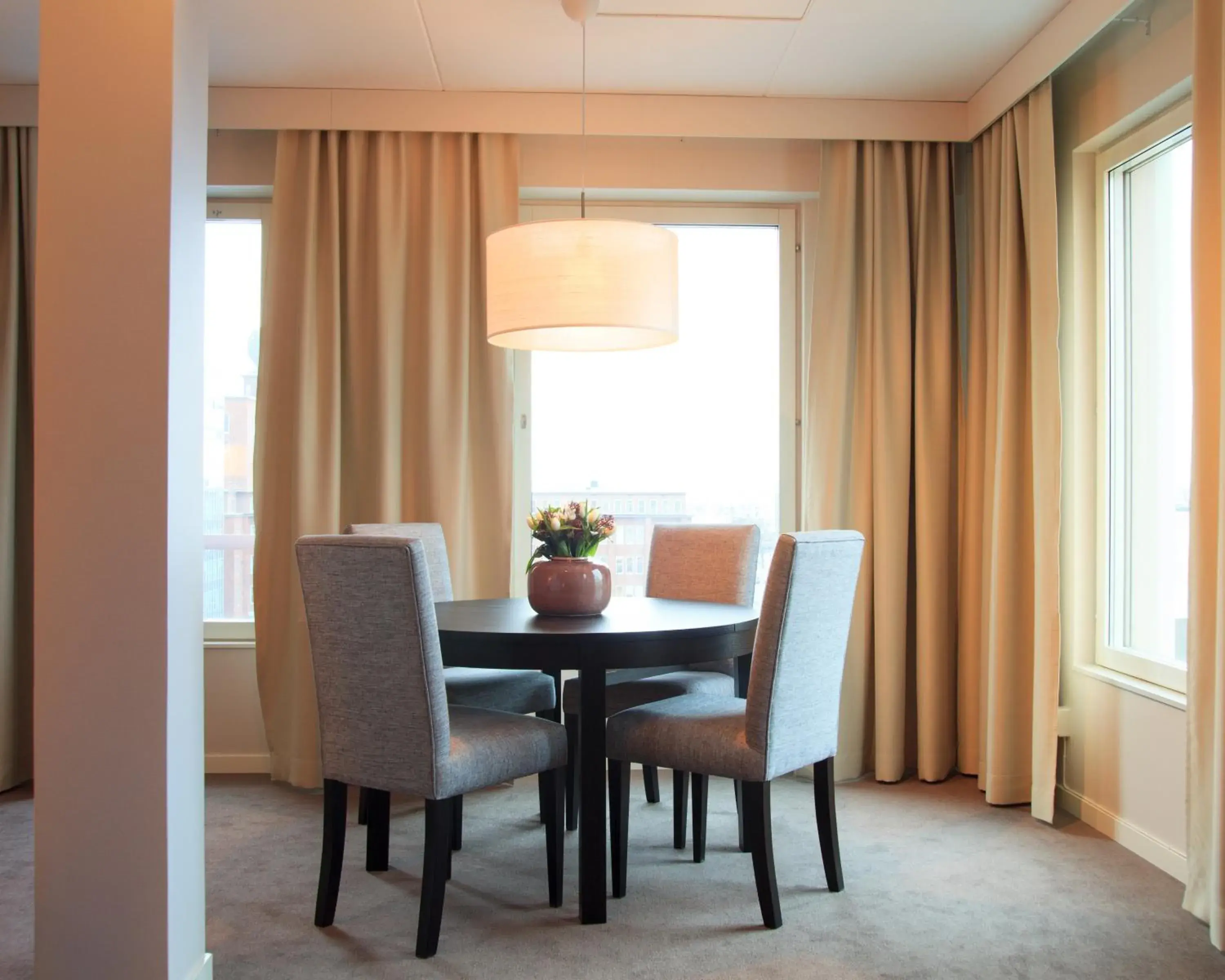 Living room, Dining Area in Best Western Plus Hotel Plaza