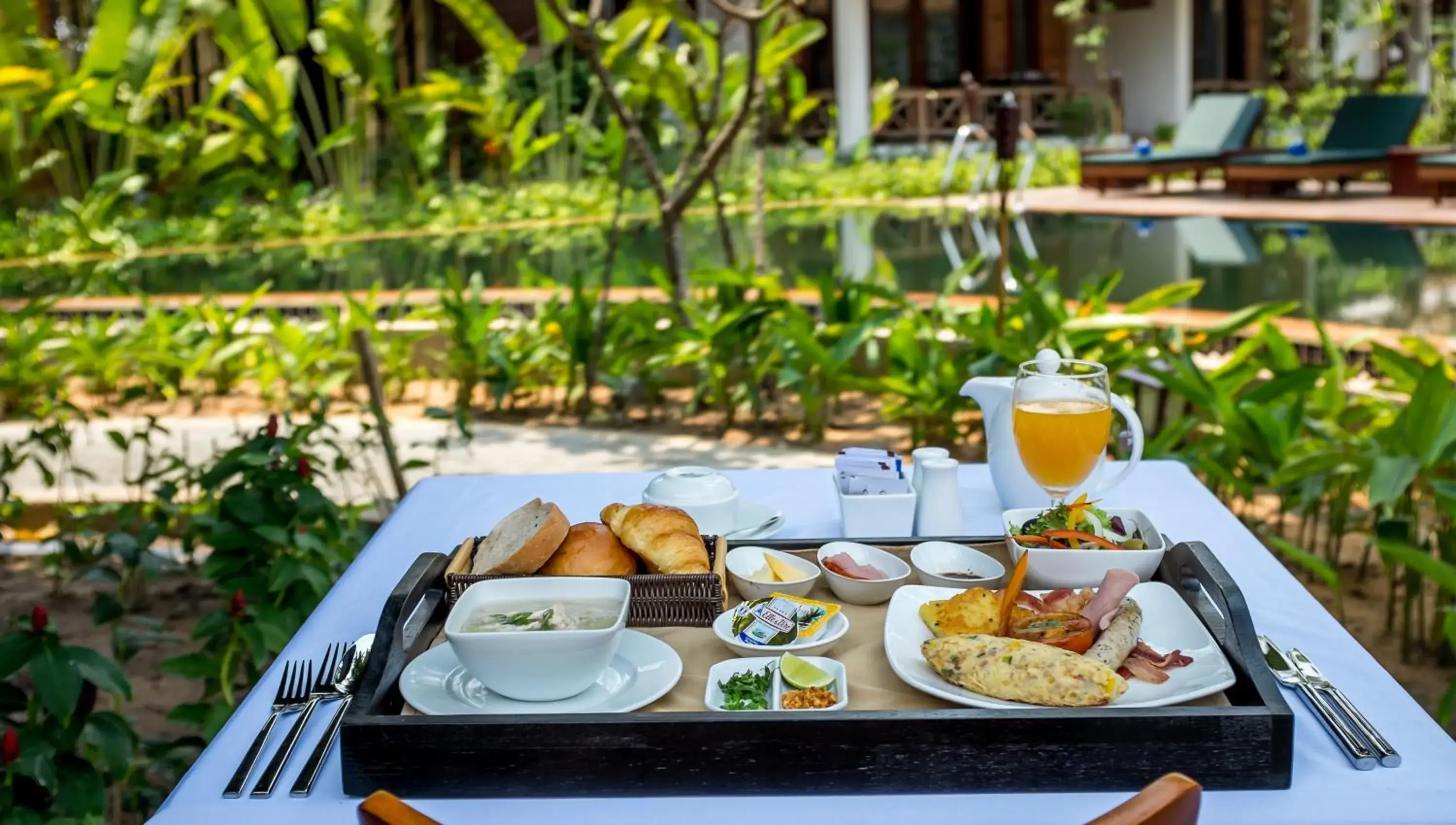 Food and drinks in La Rivière d' Angkor Resort