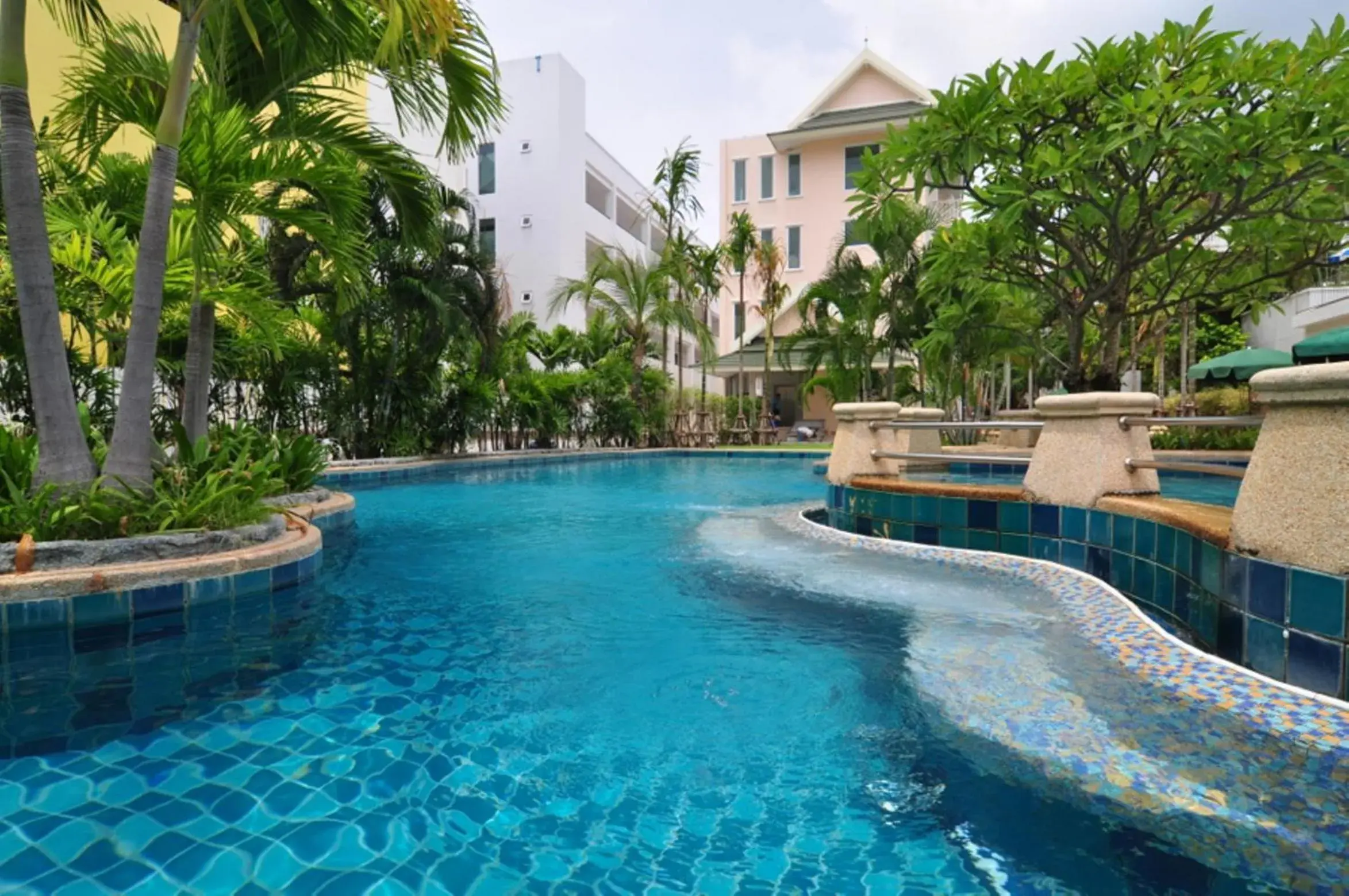 Swimming pool in Baan Karonburi Resort Swimming pool in Baan Karonburi Resort