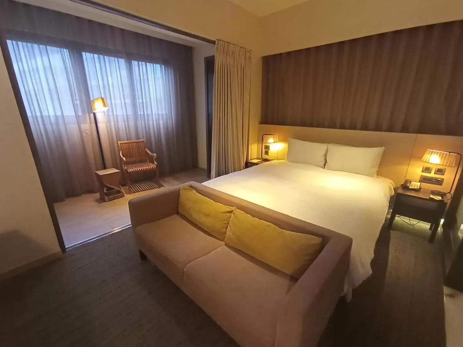 Bed in Riverview Suites Taipei