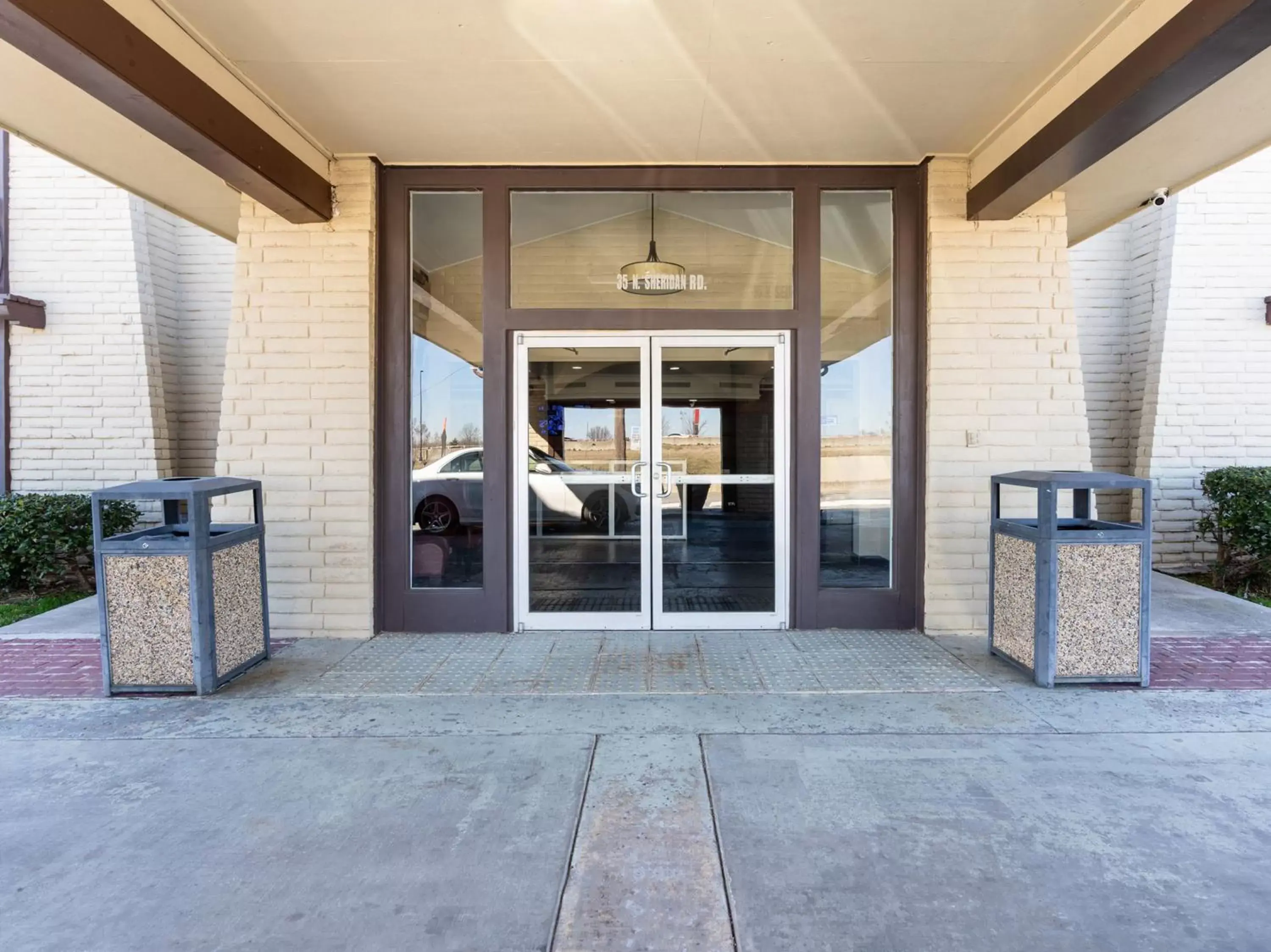 Facade/entrance in OYO Hotel Tulsa N Sheridan Rd & Airport