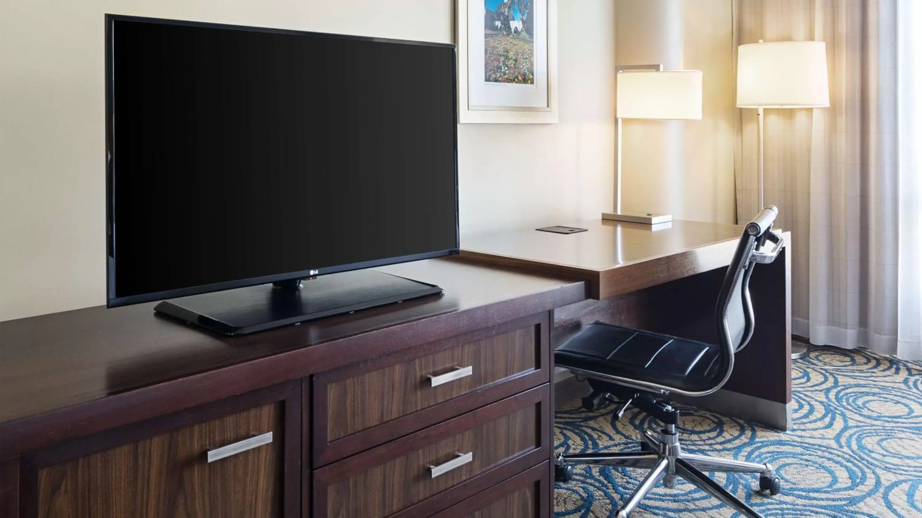 Bedroom, TV/Entertainment Center in DoubleTree by Hilton San Diego Del Mar