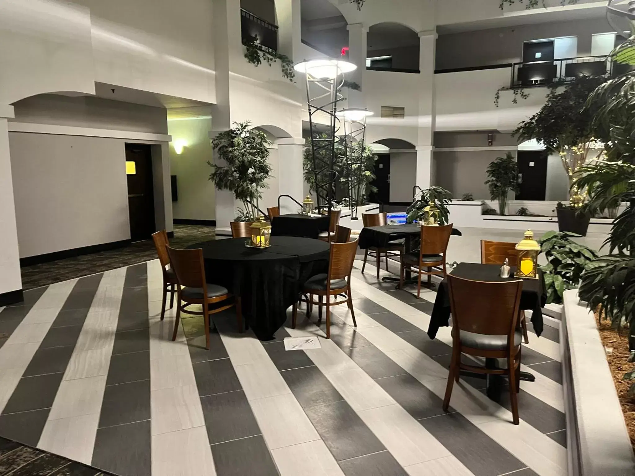 Lounge or bar, Restaurant/Places to Eat in Holiday Inn Hotel & Suites Springfield, an IHG Hotel