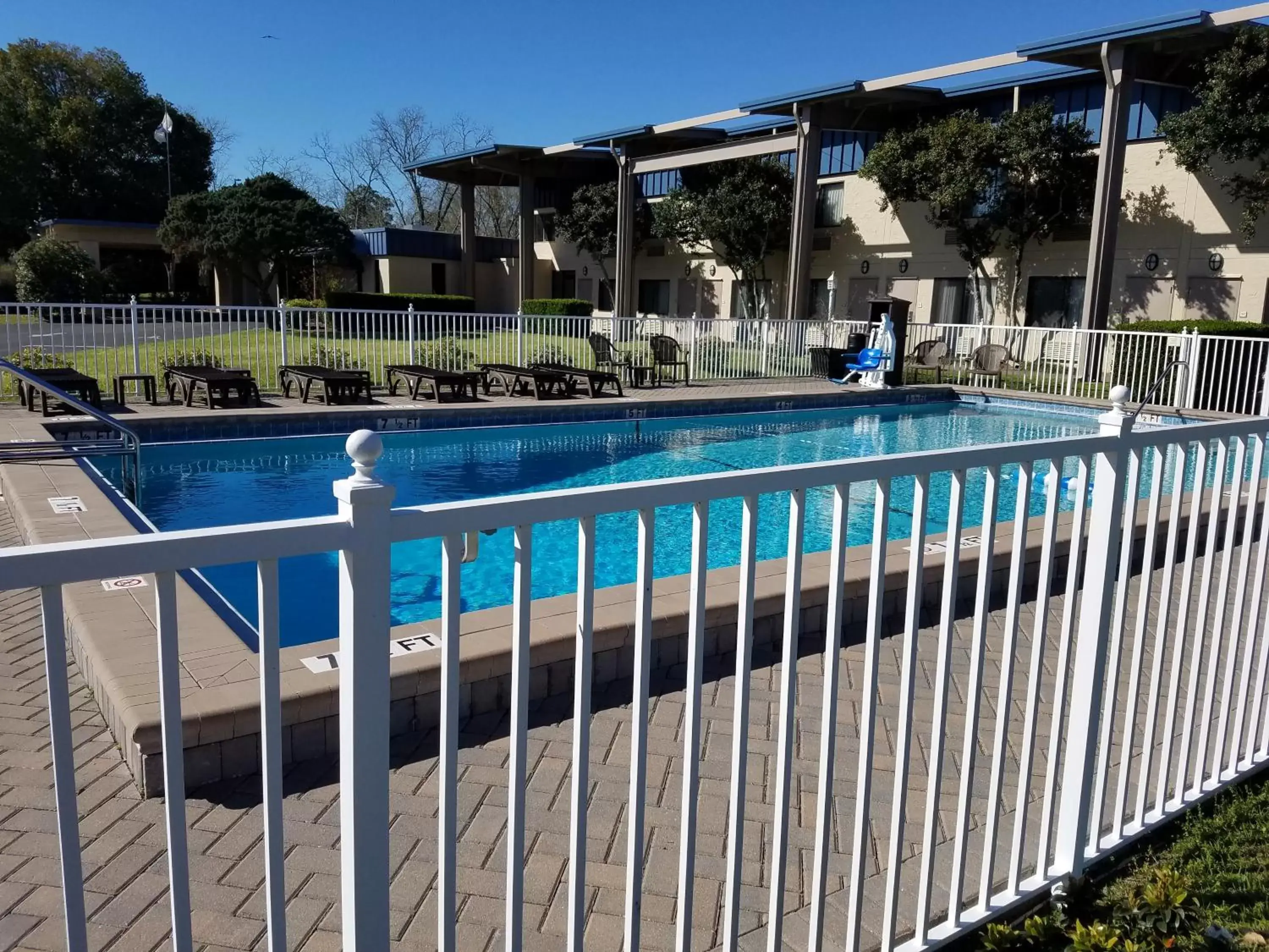 Swimming Pool in Best Western Crossroads Inn