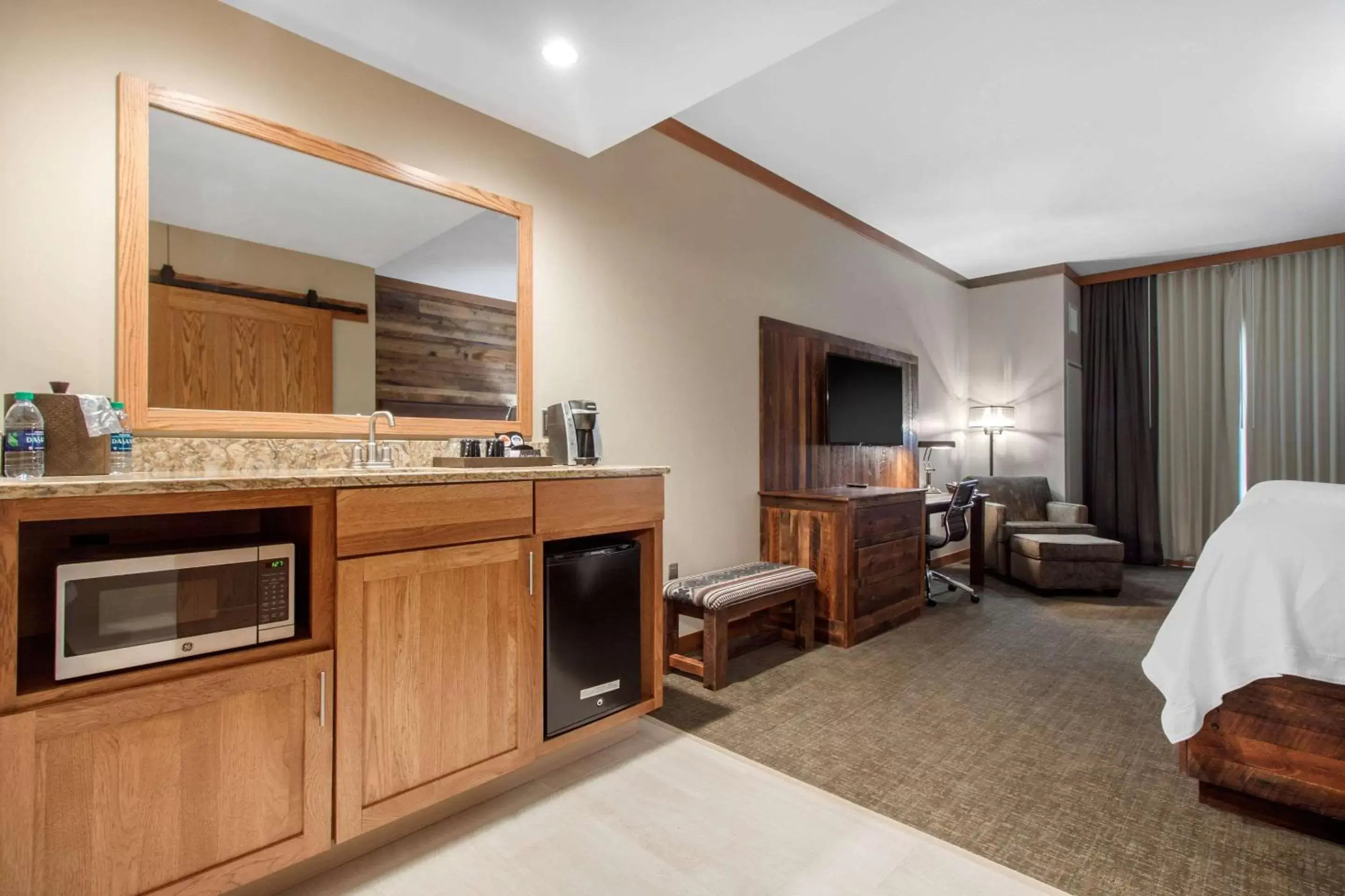 Photo of the whole room, Kitchen/Kitchenette in Norfolk Lodge & Suites, Ascend Hotel Collection