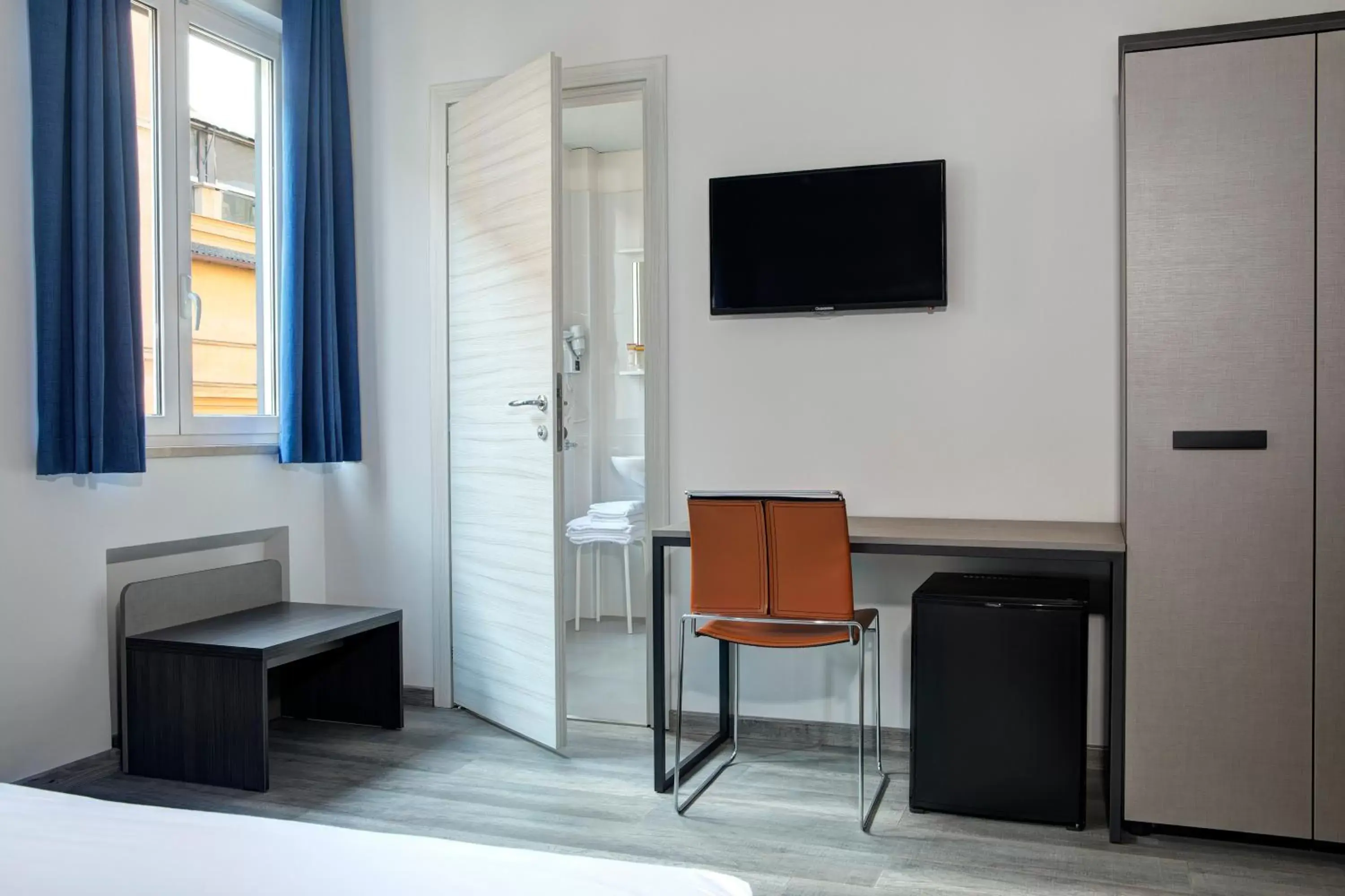 Bedroom, TV/Entertainment Center in The RomeHello