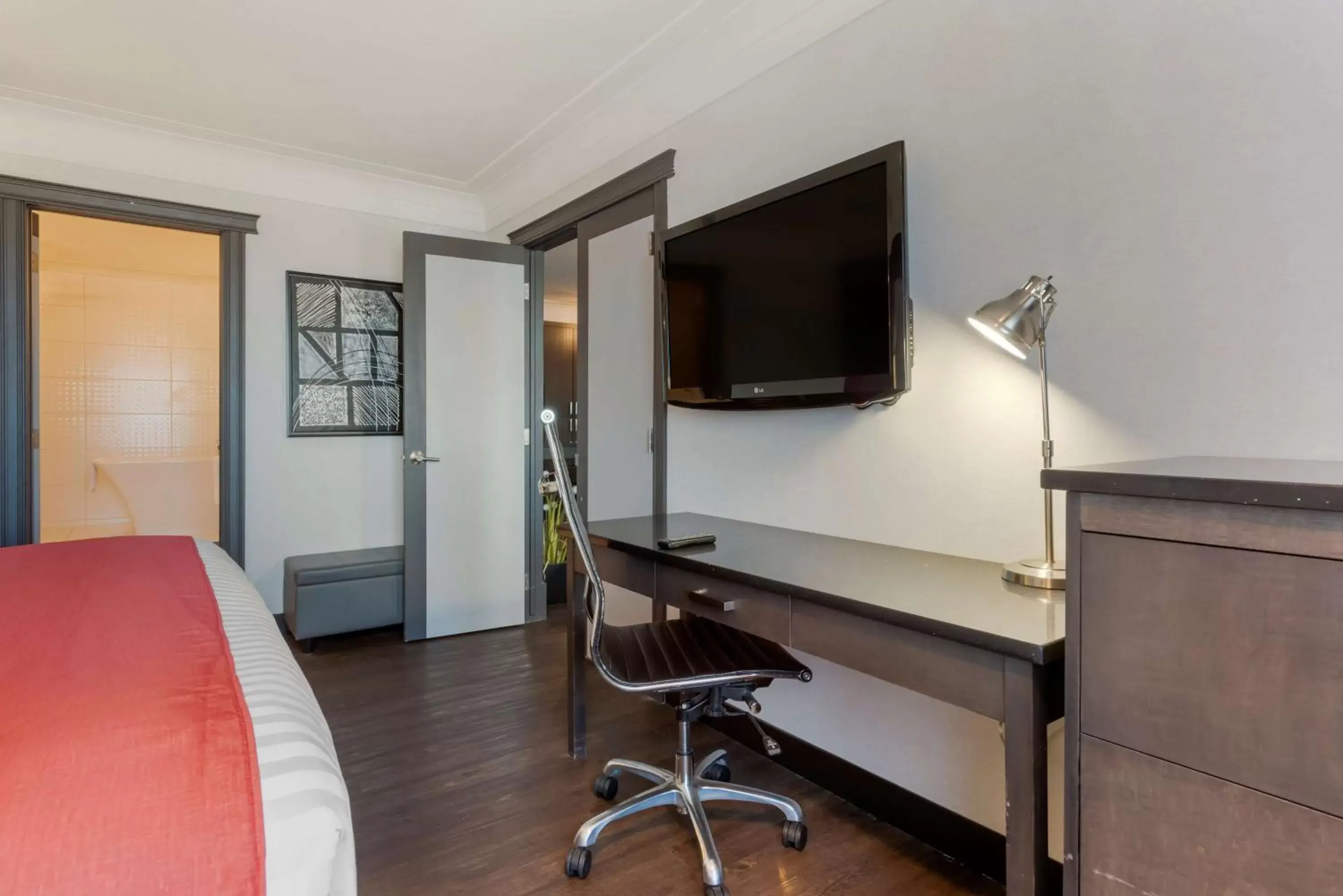 Bedroom, TV/Entertainment Center in Best Western Plus Village Park Inn