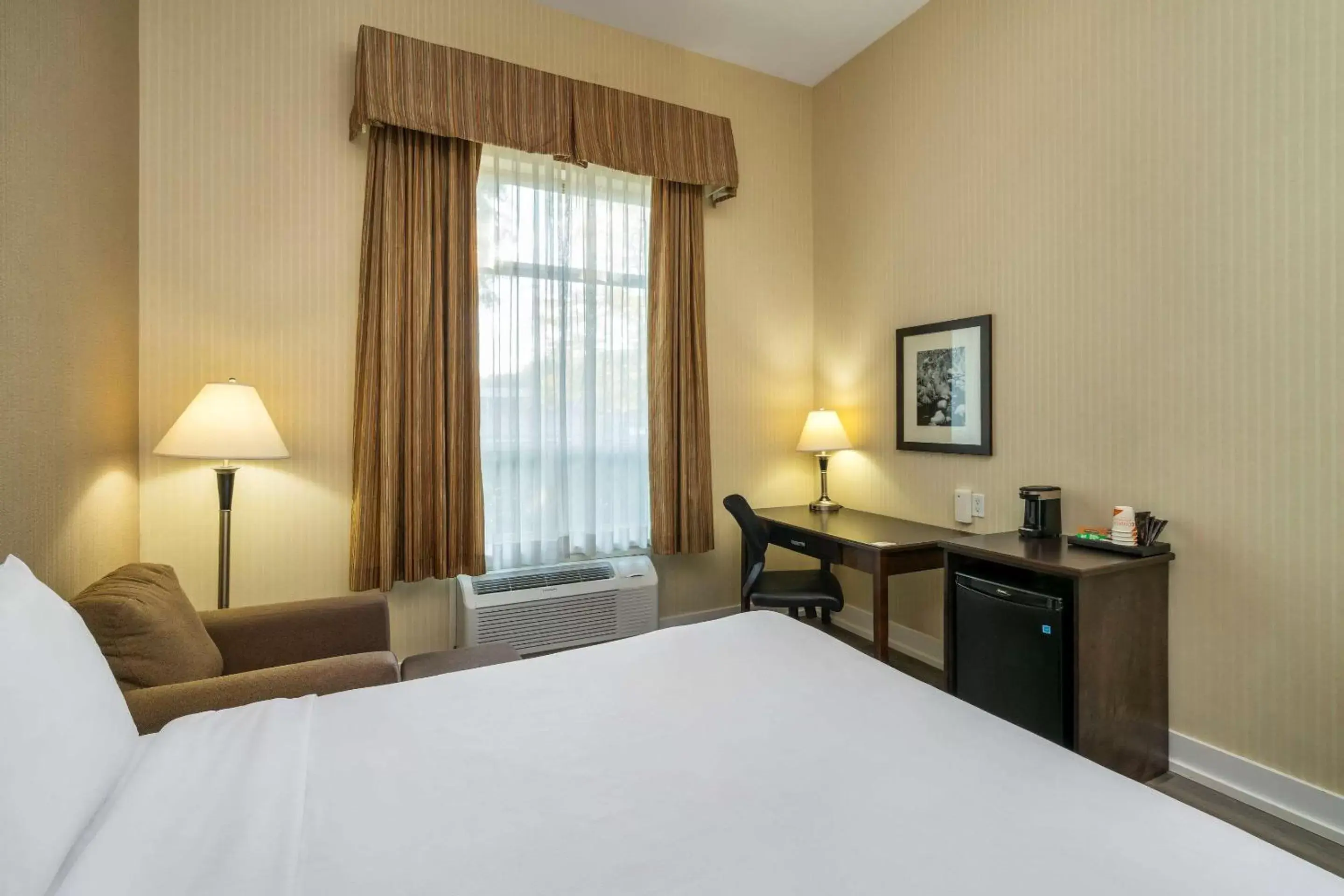 Bedroom, Bed in Comfort Inn & Suites Surrey