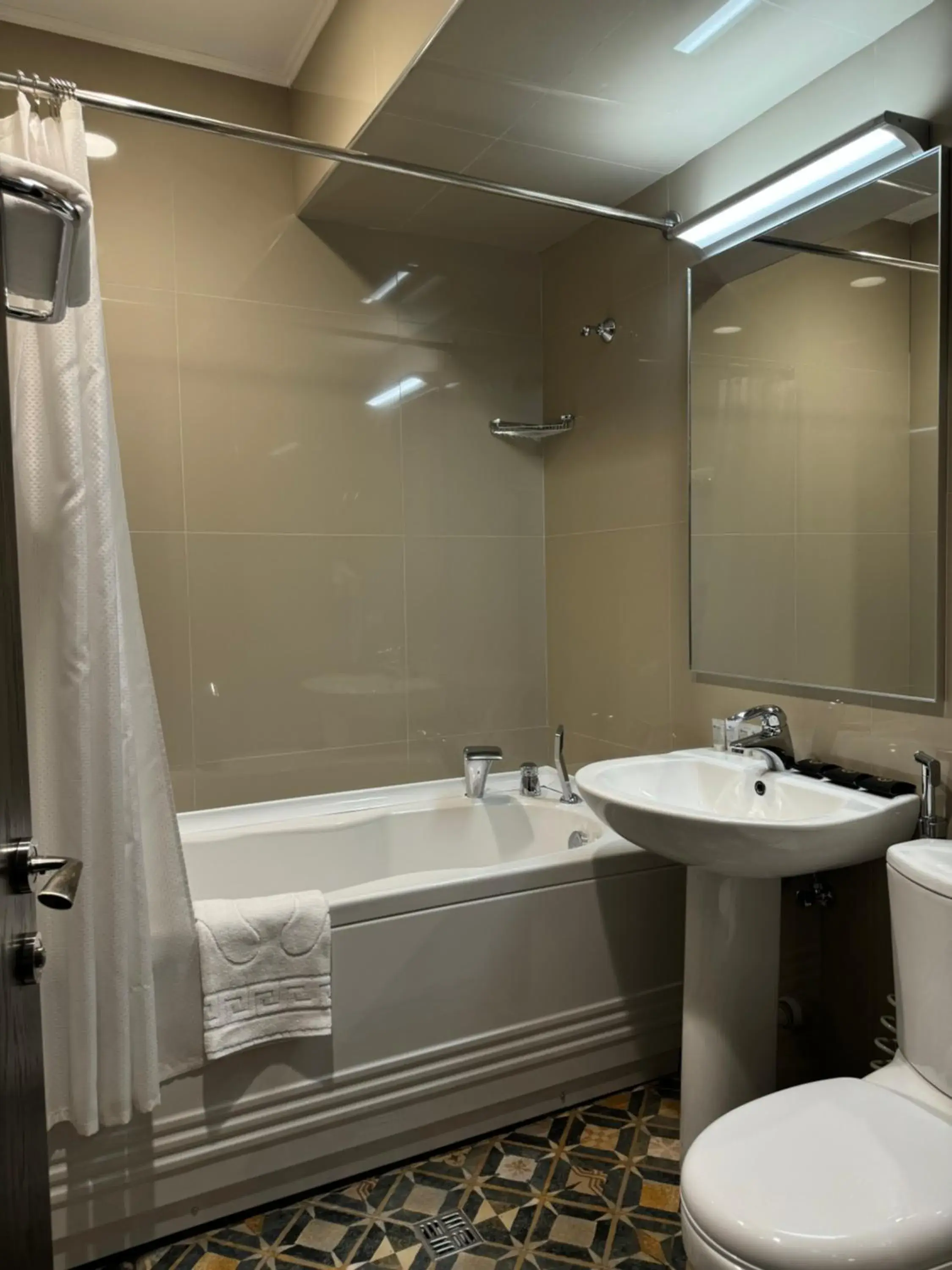 Shower, Bathroom in Redline Hotel