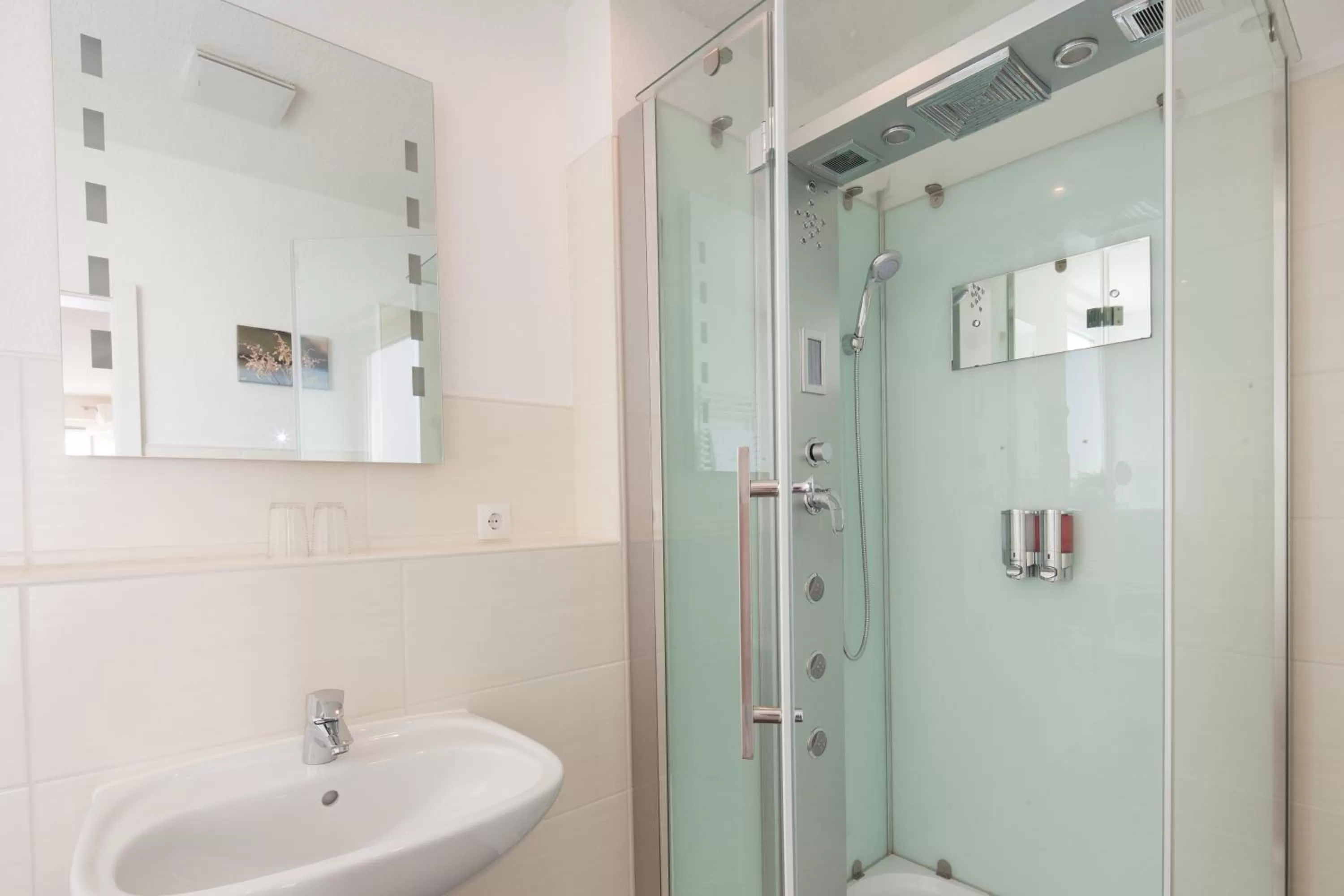 Bathroom in Schäfers Hotel, Self-Check-in, Cafe und Bäcker am Hotel