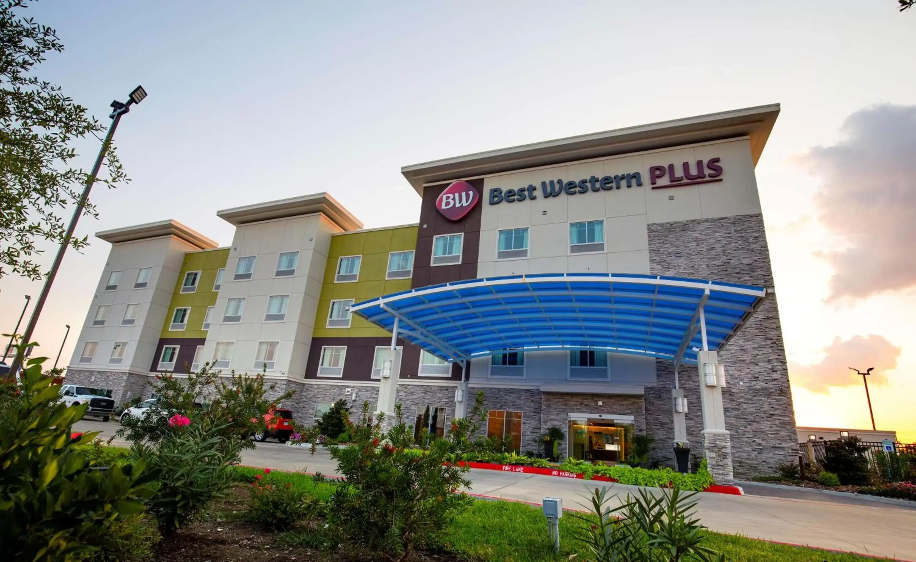 Property Building in Best Western Plus Pasadena Inn & Suites Property Building in Best Western Plus Pasadena Inn & Suites