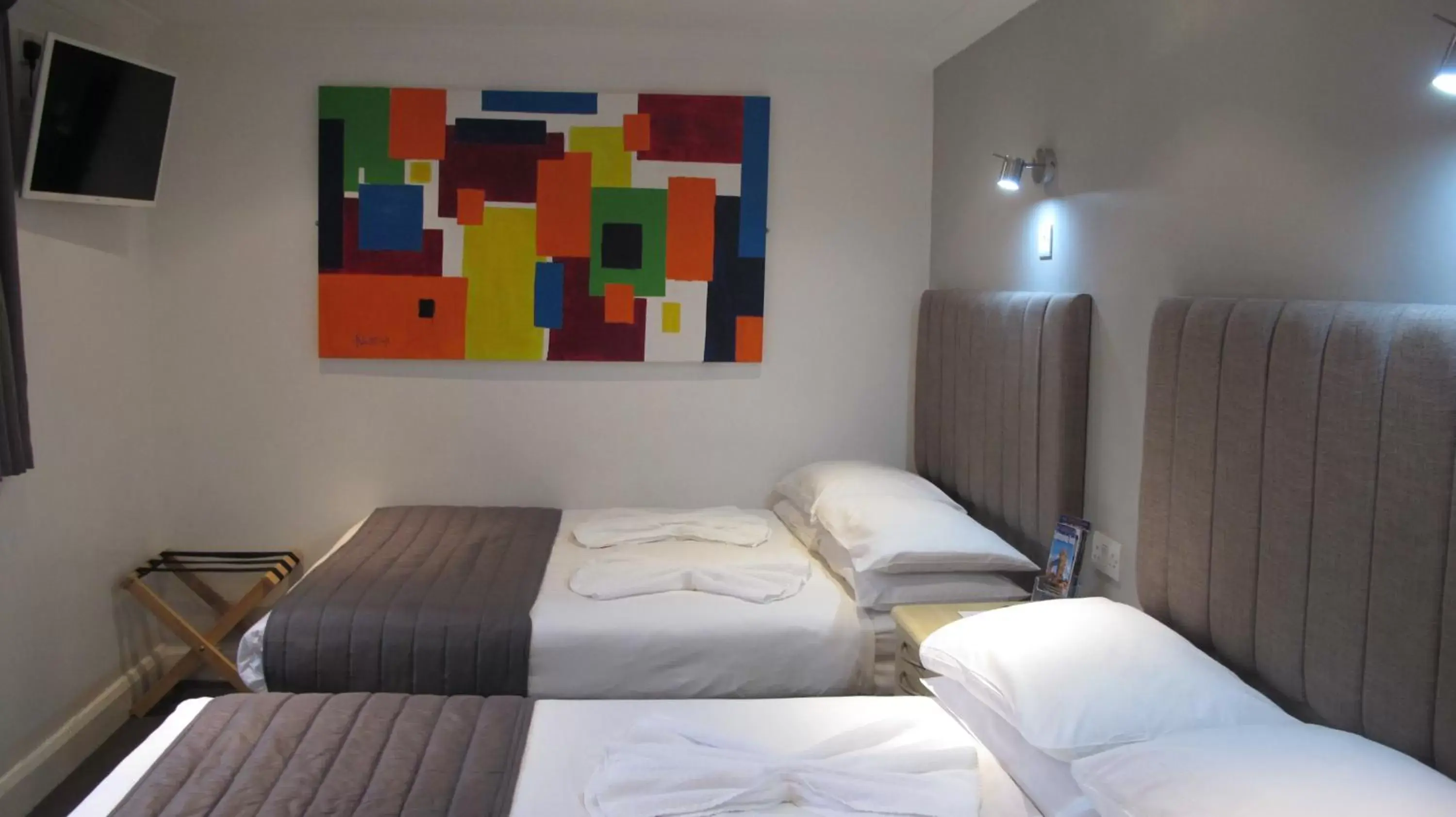 Bedroom, Bed in Alhambra Hotel