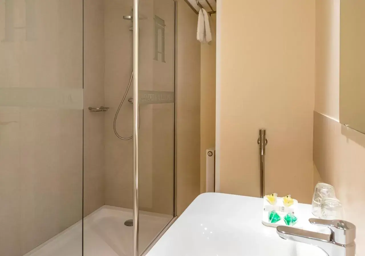 Shower, Bathroom in Hotel Ultonia