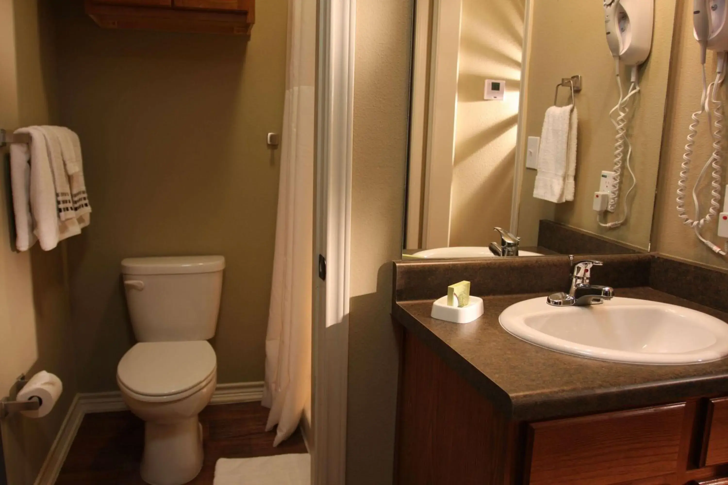 Bed, Bathroom in Eagle's Den Suites Cotulla a Travelodge by Wyndham