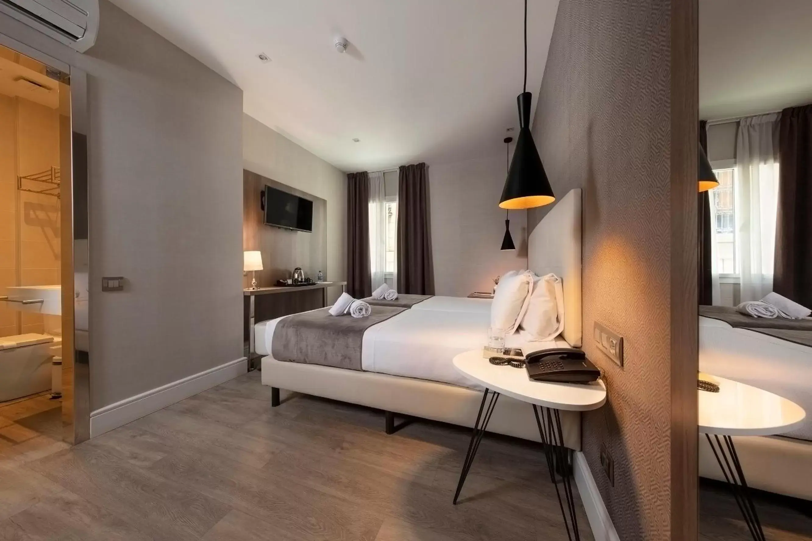 Photo of the whole room, Bed in Hotel Oasis Photo of the whole room, Bed in Hotel Oasis