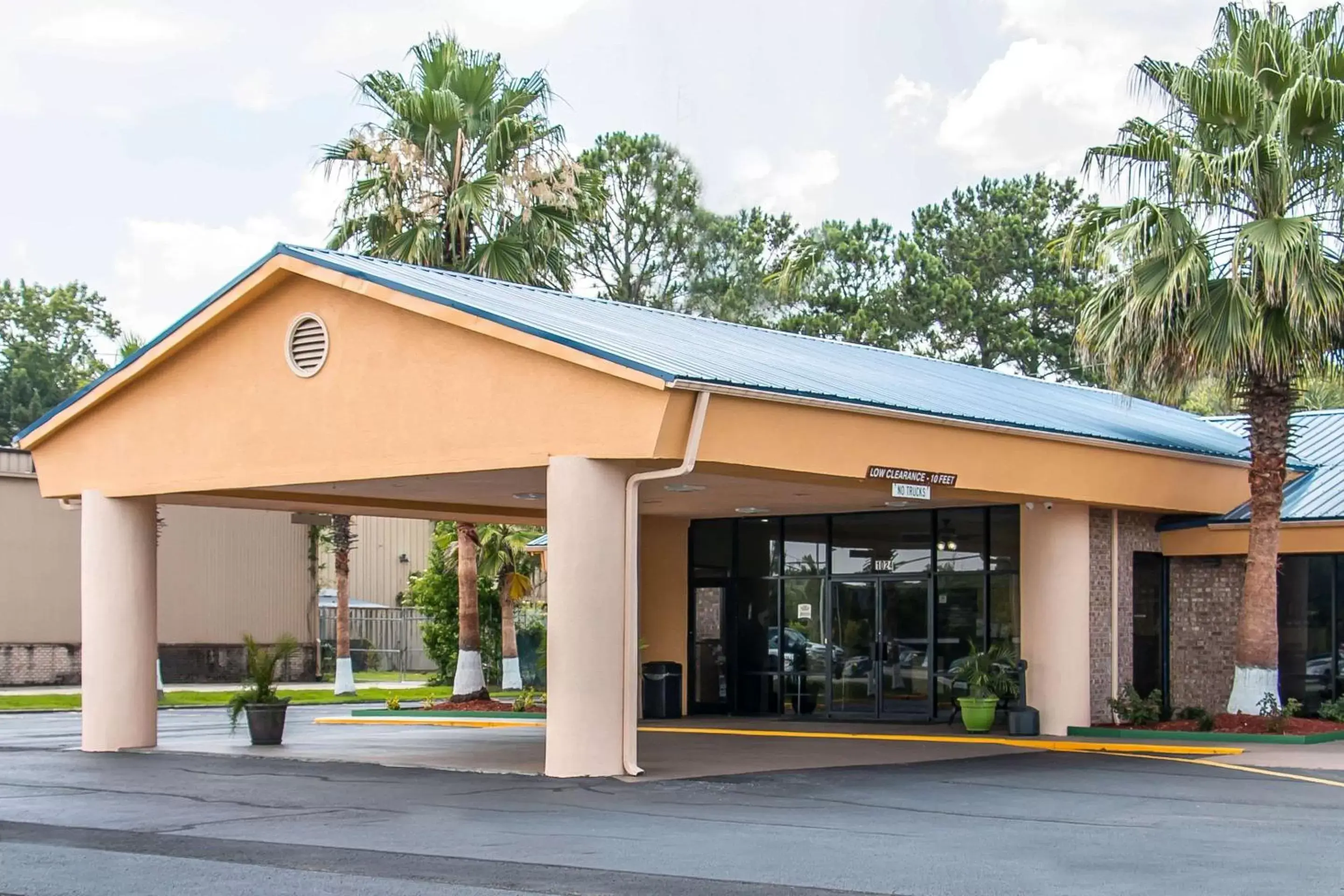 Property Building in Quality Inn Hinesville - Fort Stewart Area, Kitchenette Rooms - Pool - Guest Laundry