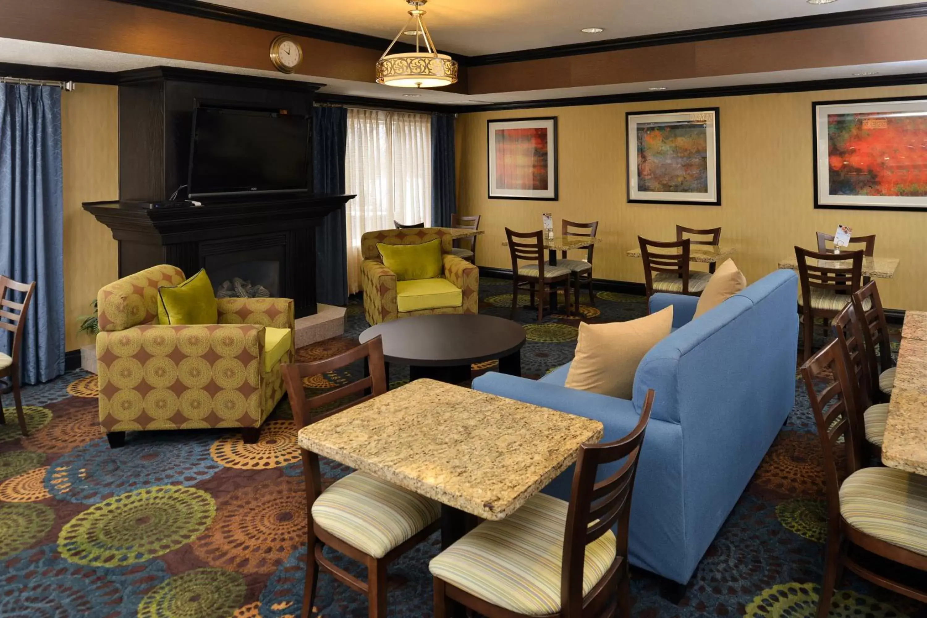 Breakfast, Lounge/Bar in Holiday Inn Express Hotel & Suites Charlotte, an IHG Hotel