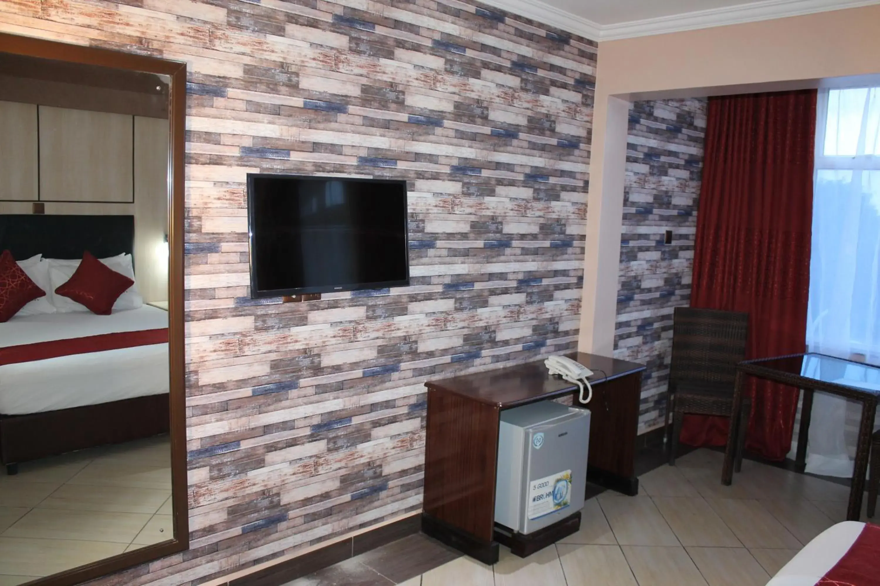 TV and multimedia, TV/Entertainment Center in Airport Landing Hotel