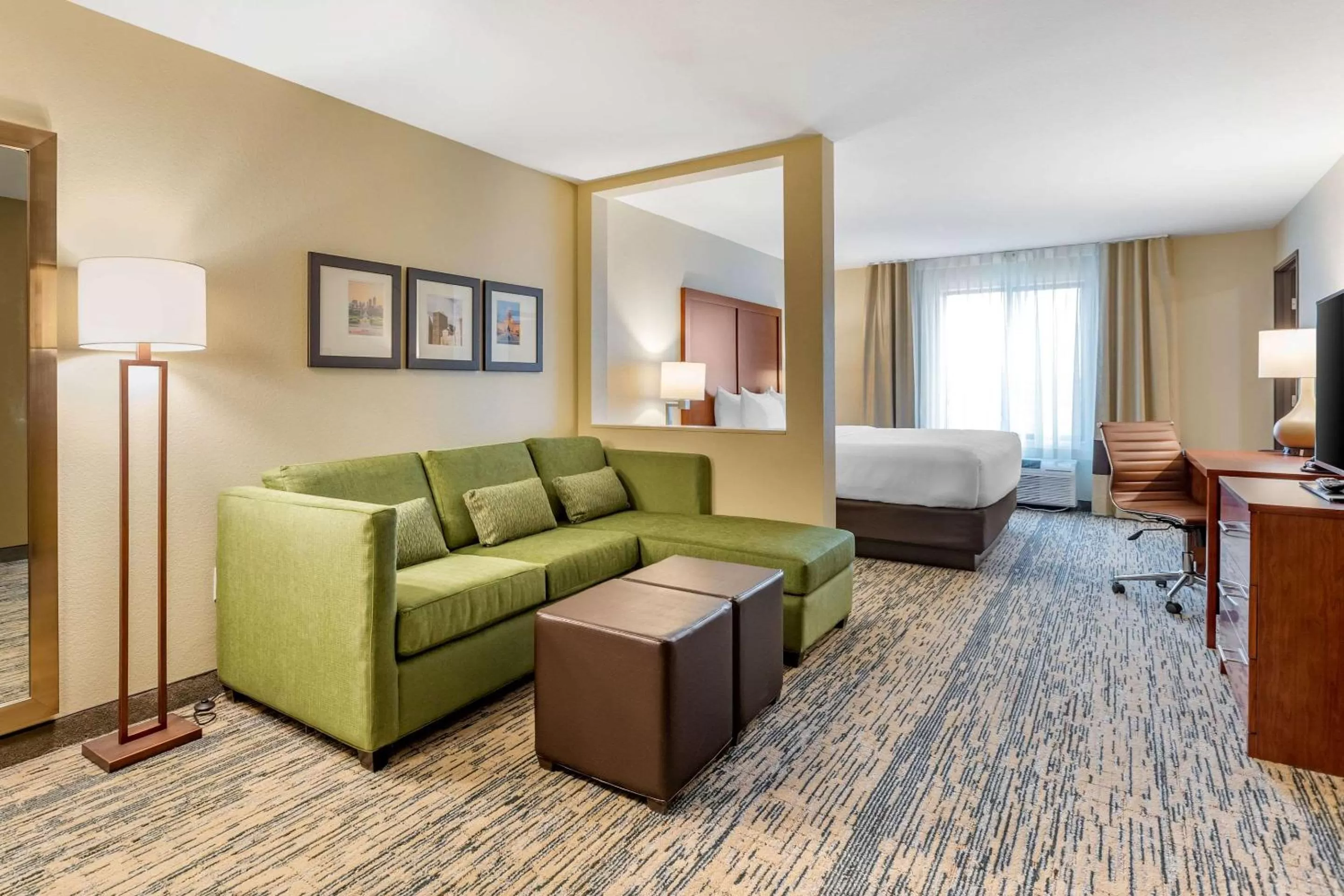 Photo of the whole room, Bed in Comfort Inn & Suites West Des Moines