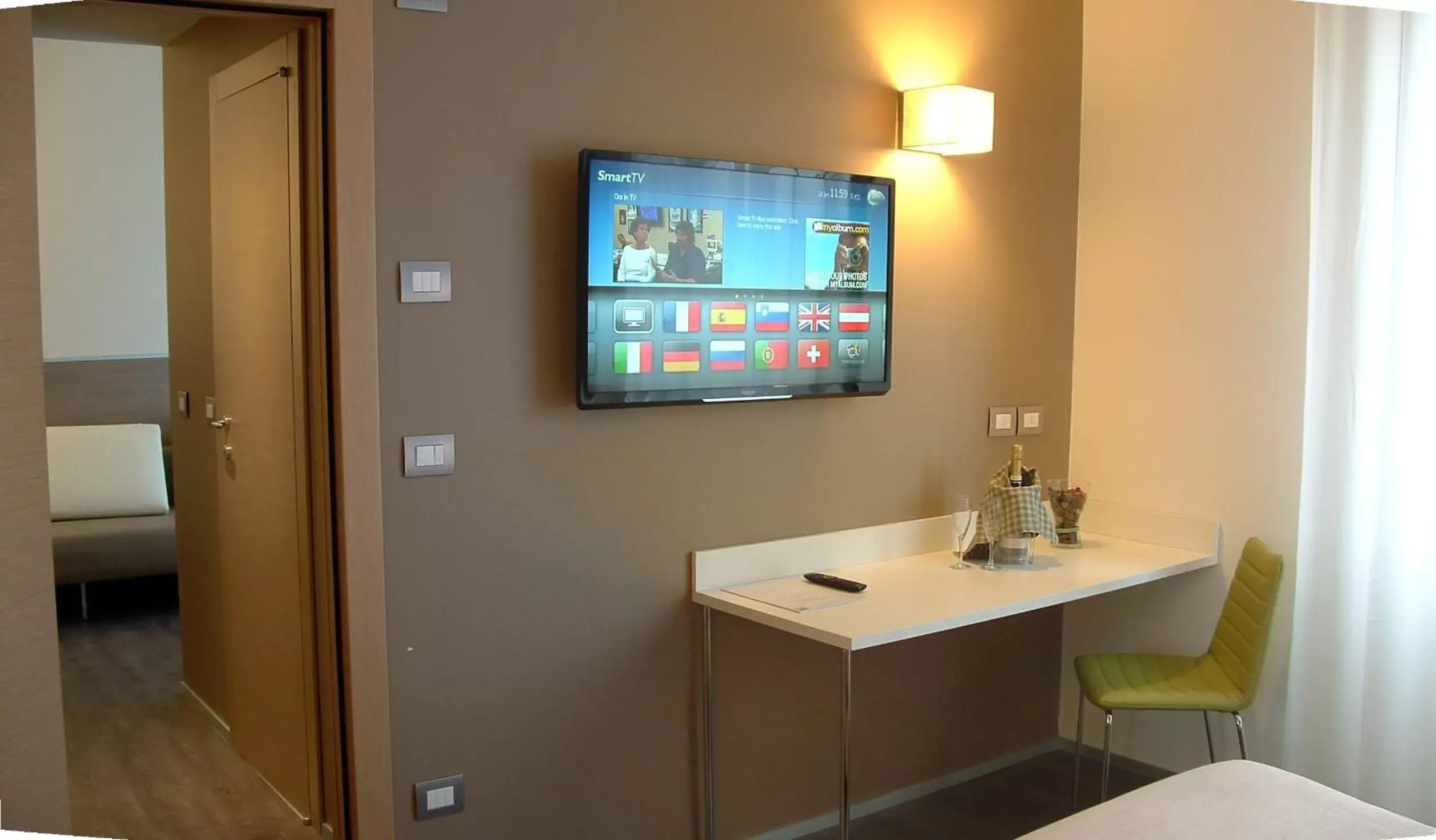 TV and multimedia, TV/Entertainment Center in Hotel Toscana