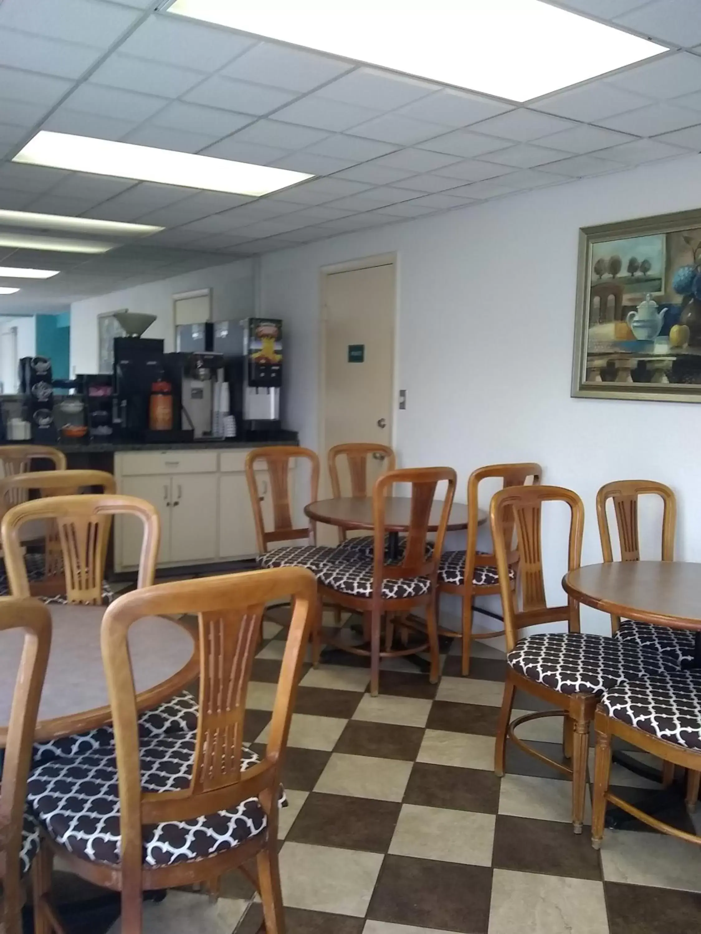 Seating area, Restaurant/Places to Eat in Howard Johnson by Wyndham Virginia Beach