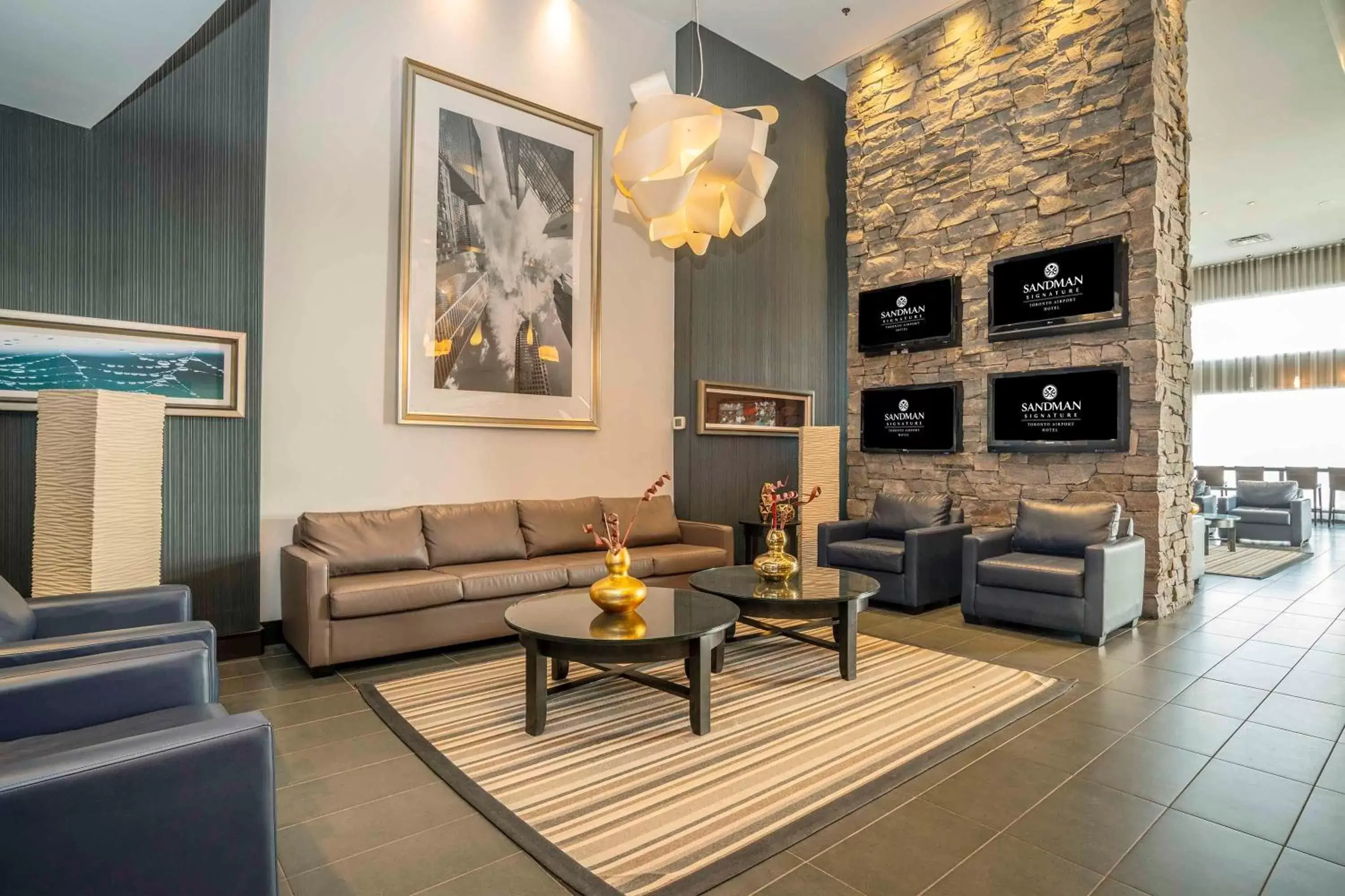 Lobby or reception, Seating Area in Sandman Signature Toronto Airport Hotel