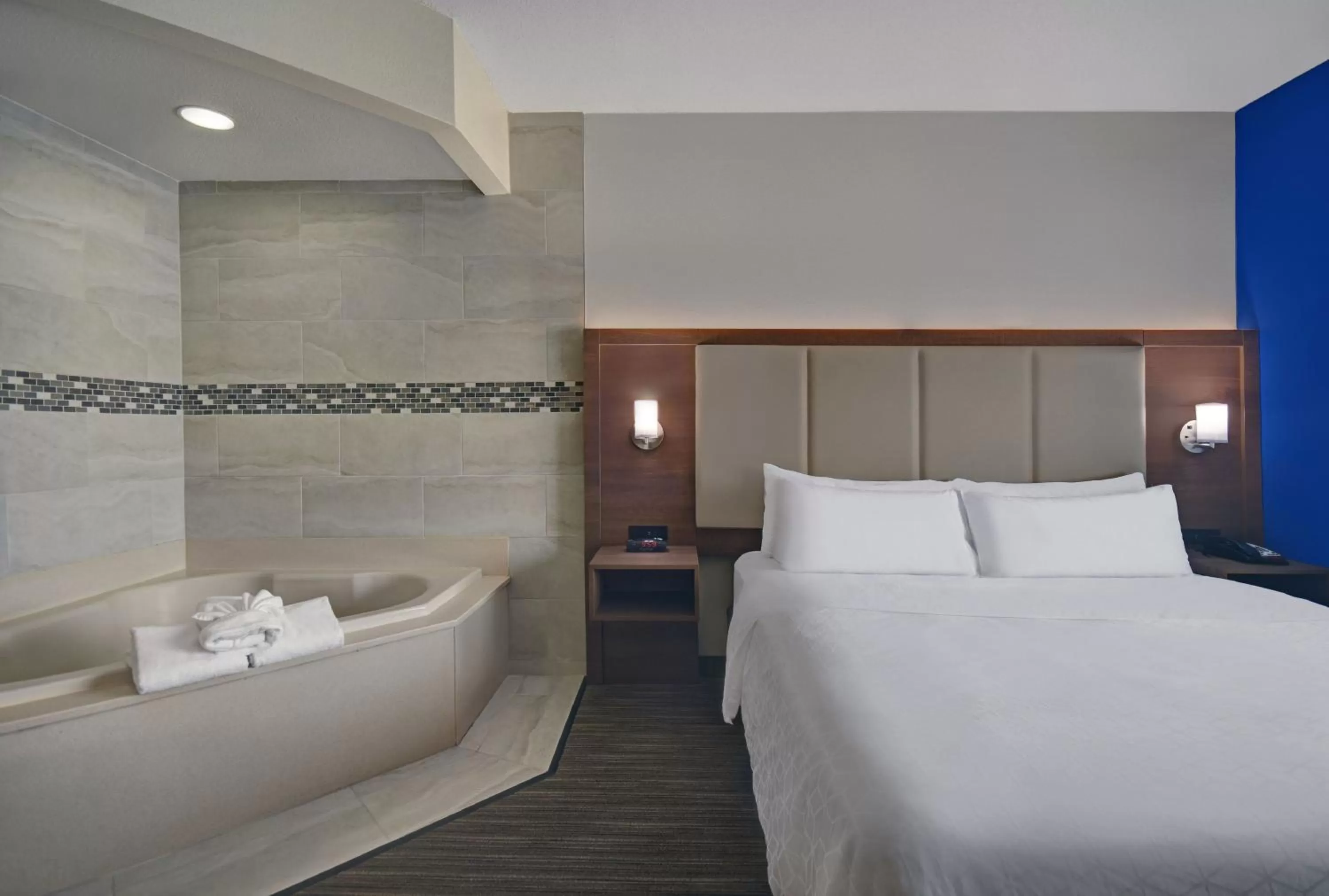 Photo of the whole room in Holiday Inn Express Marshall by IHG